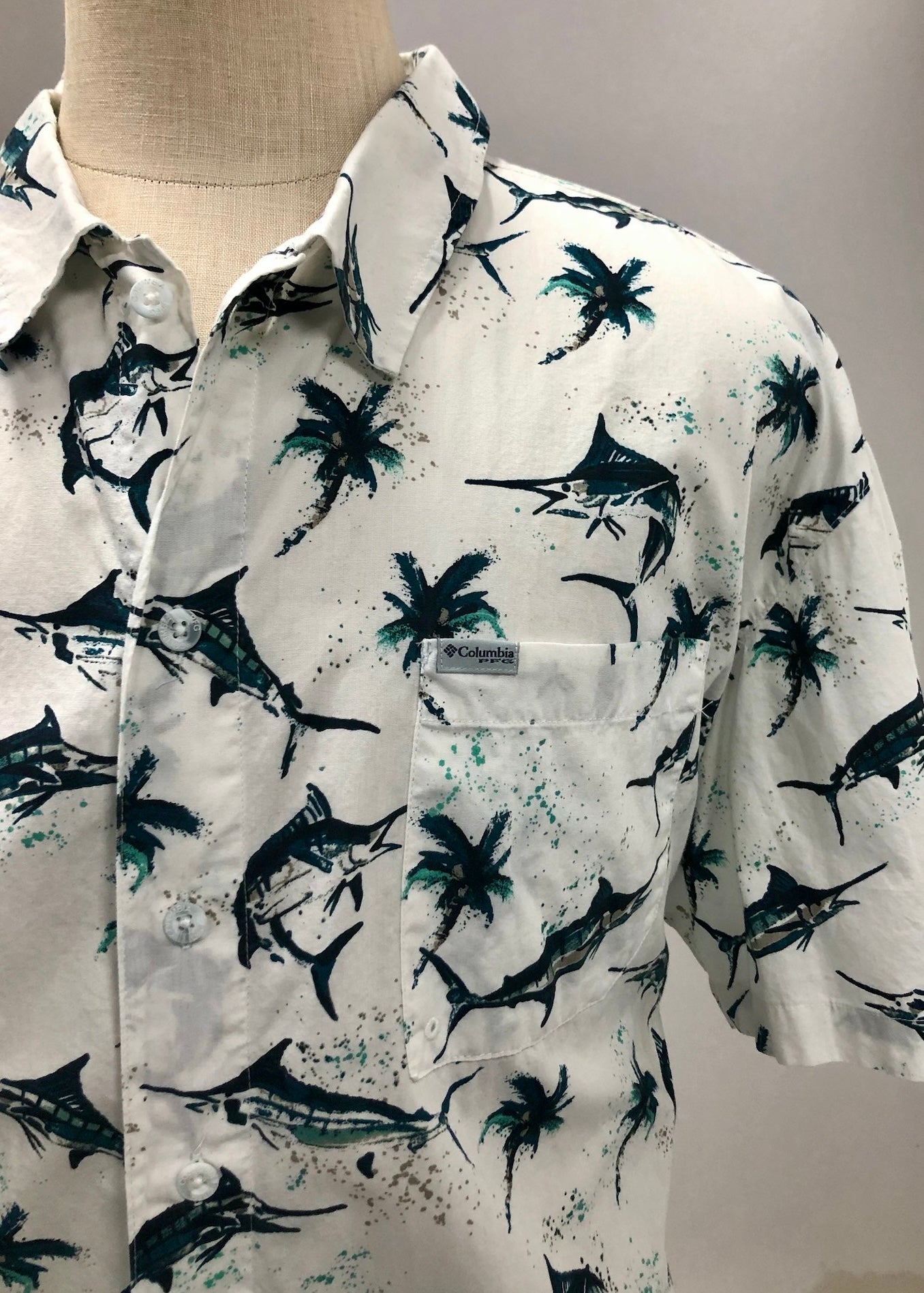 Camisa Columbia 🔹Color blanco con diseño de pez espada en azul y verde Talla XXL