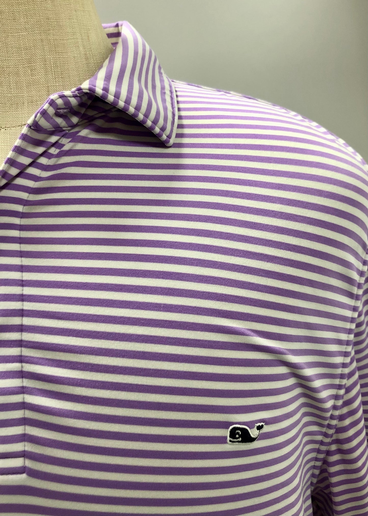 Camiseta Polo Vineyard Vines 🐳 Performance con rayas en morado y blanco Talla XL Entalle Regular