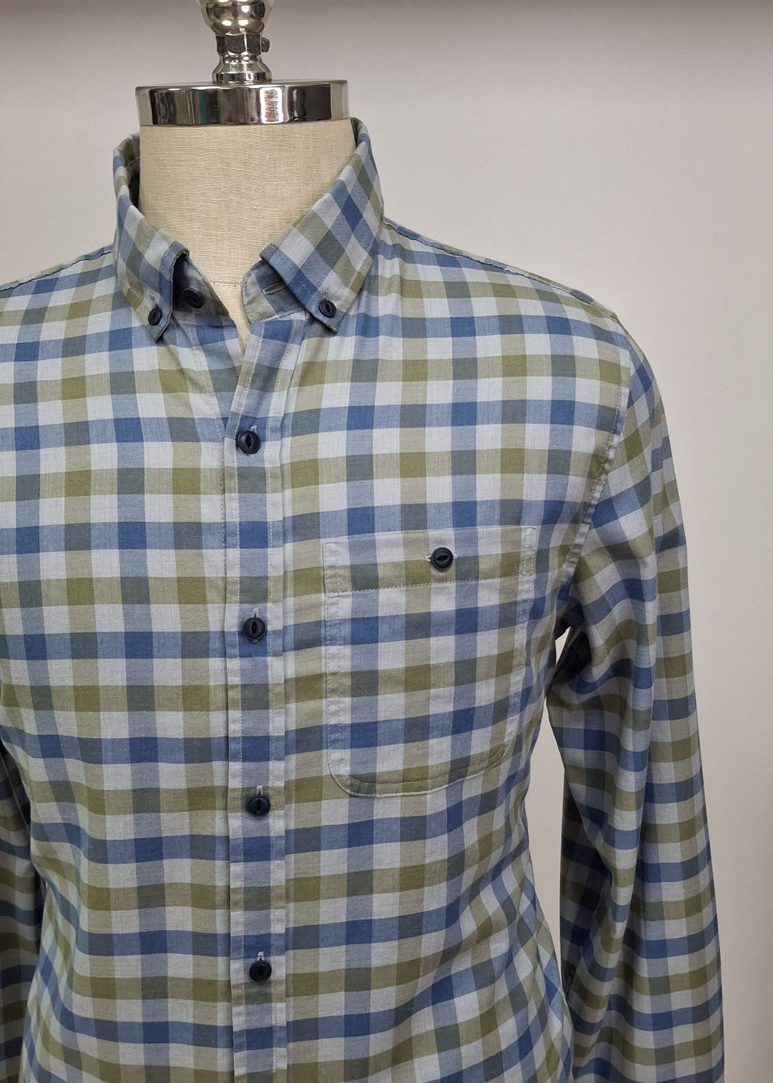 Camisa de botones Vineyard Vines 🐳 de cuadros en color azul, verde oscuro y gris Talla M Entalle Slim Fit