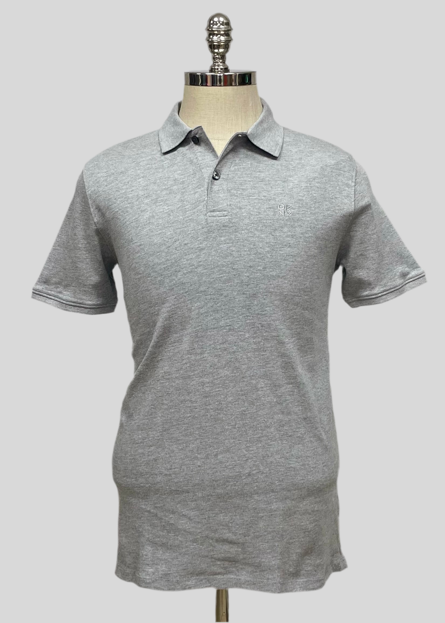 Camiseta Polo Donna Karan DKNY color gris claro Talla Small Entalle Regular