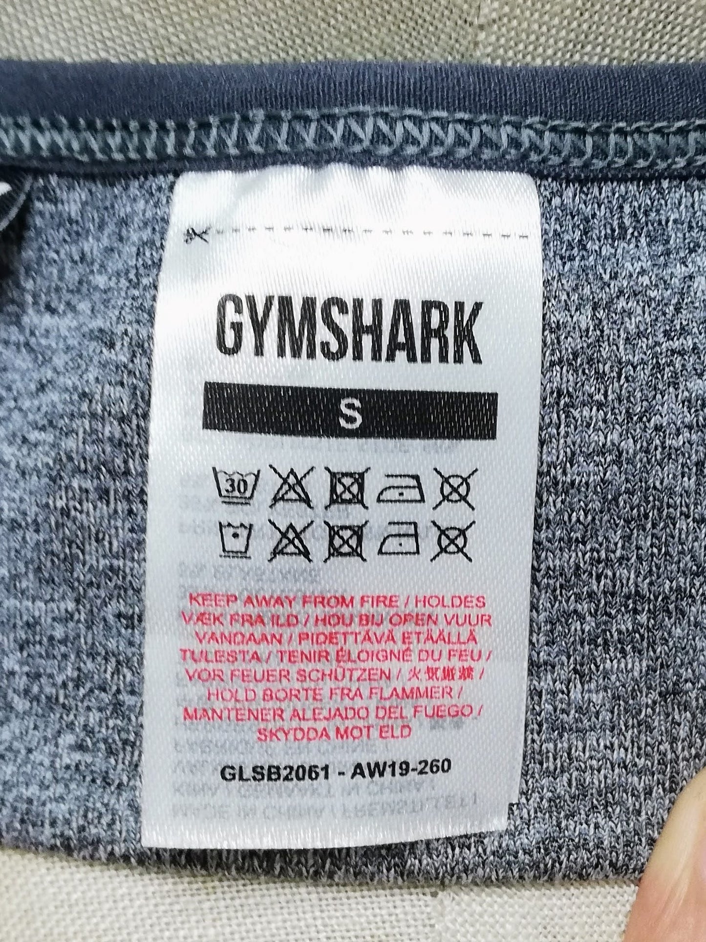 Sujetador de tiras deportivo de mujer Gymshark Performance en color gris con logo en azul Talla S