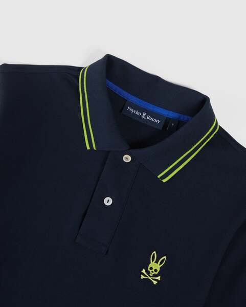 Camiseta Polo Psycho Bunny 🐰 Pique en color azul navy con diseño de cuello en verde intenso Talla M Entalle Regular