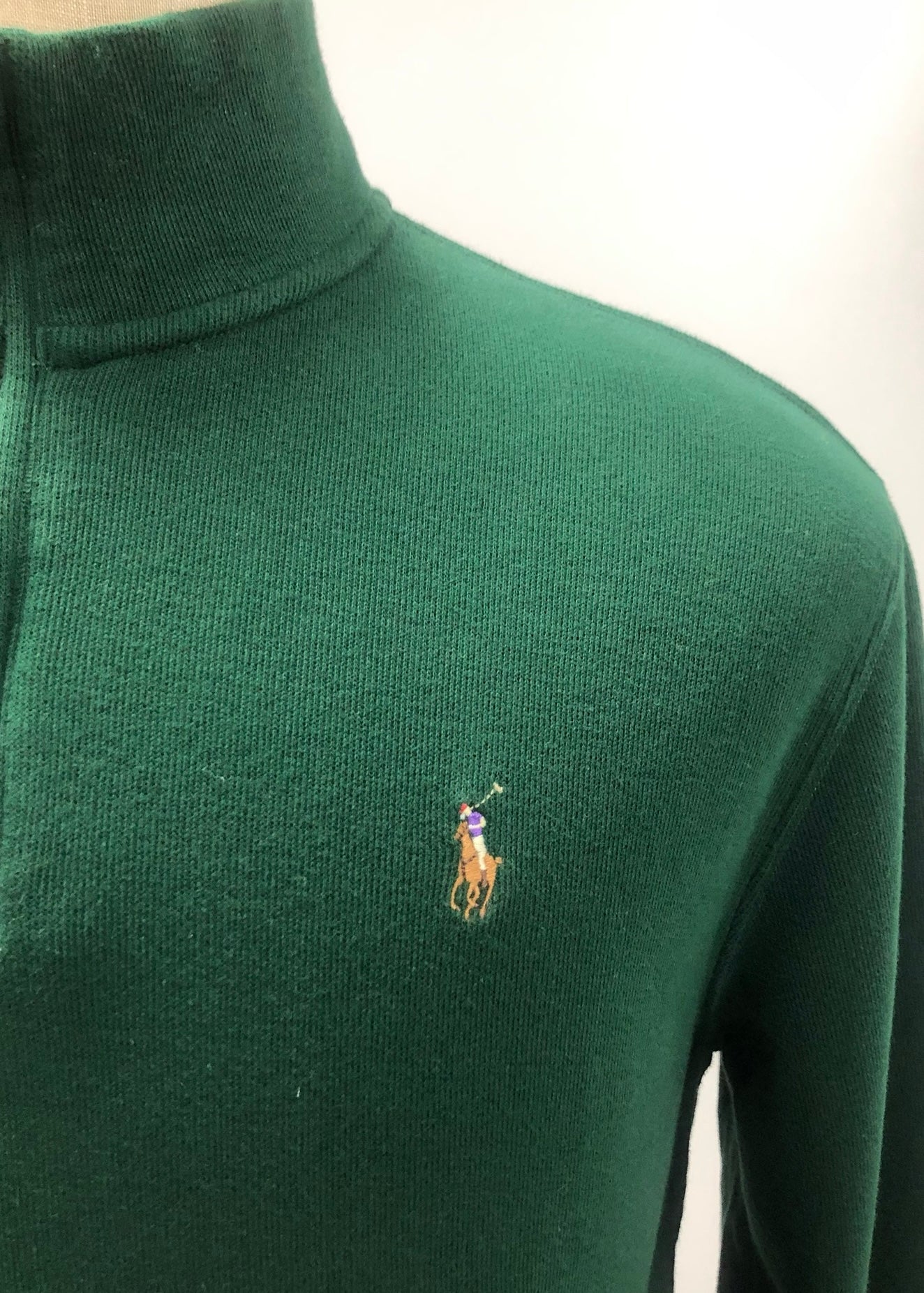 Sueter Jersey Polo Ralph Lauren 🏇🏼 color verde oscuro con logo multicolor Talla L