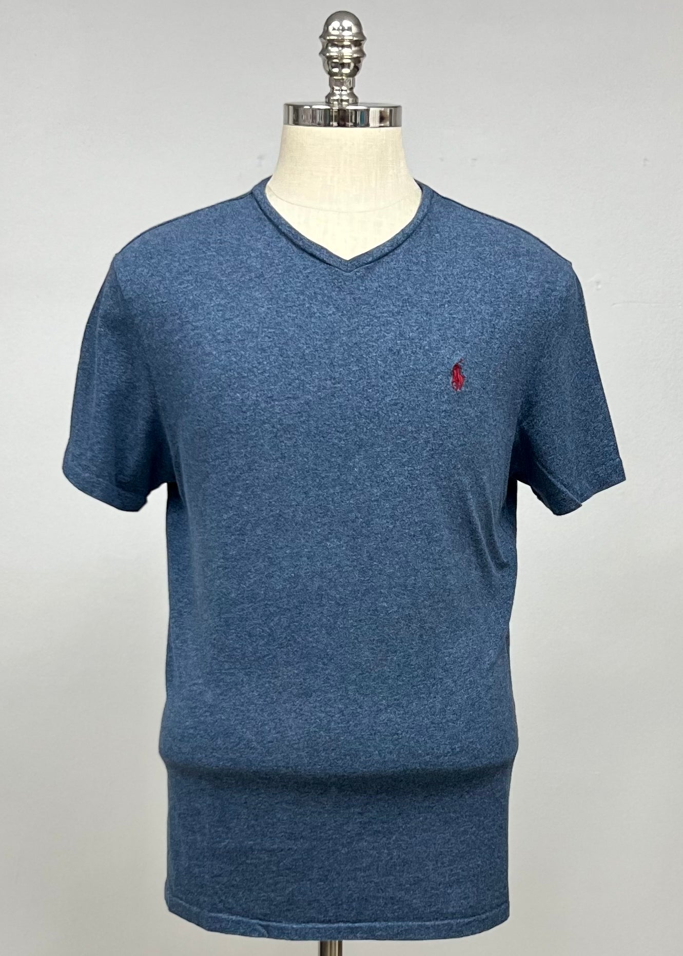 Camiseta cuello V Polo Ralph Lauren 🏇🏼 color azul grisáceo manga corta Talla Large Entalle Regular