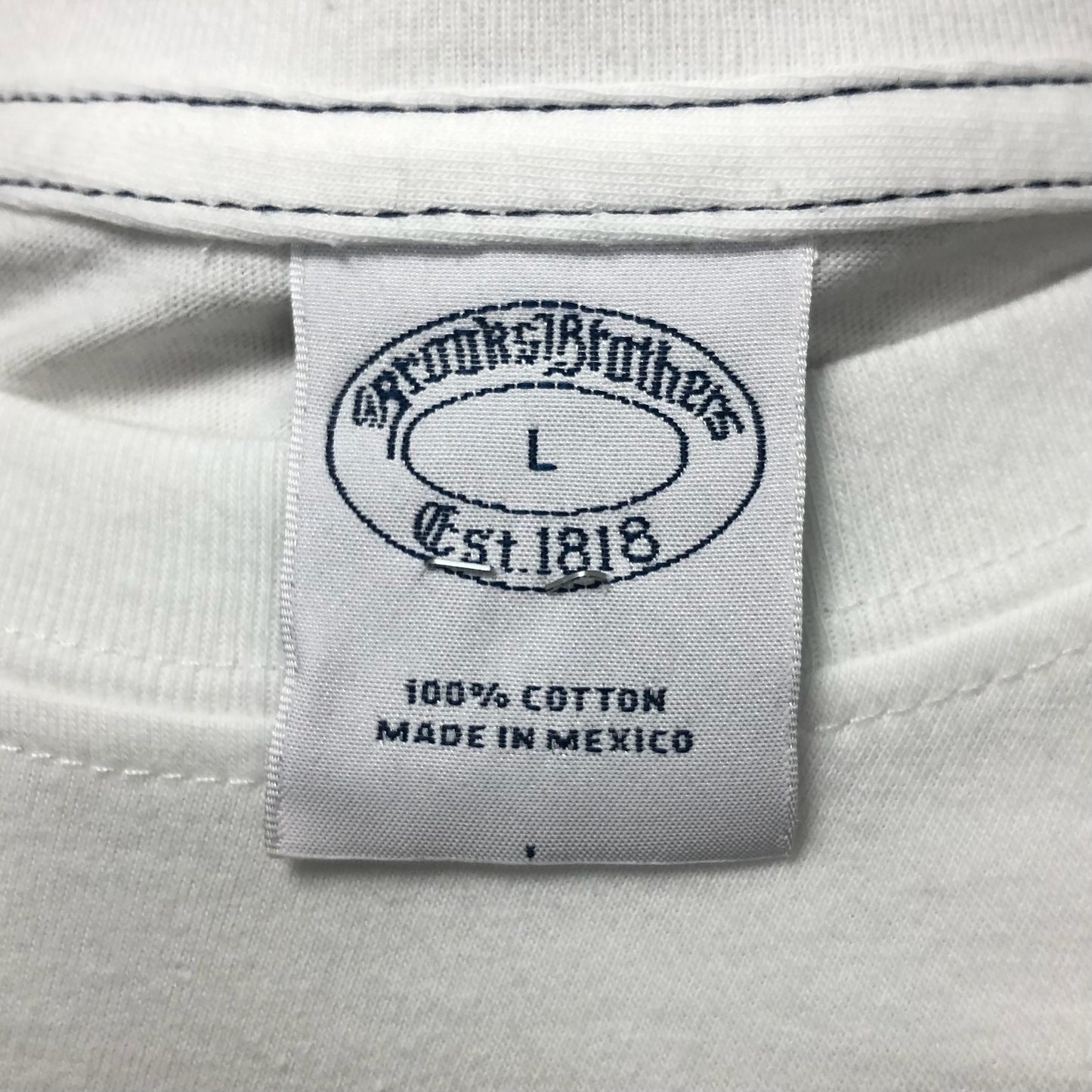 Camiseta cuello redondo Brooks Brothers 🐑 color blanco y logo en azul navy Talla L