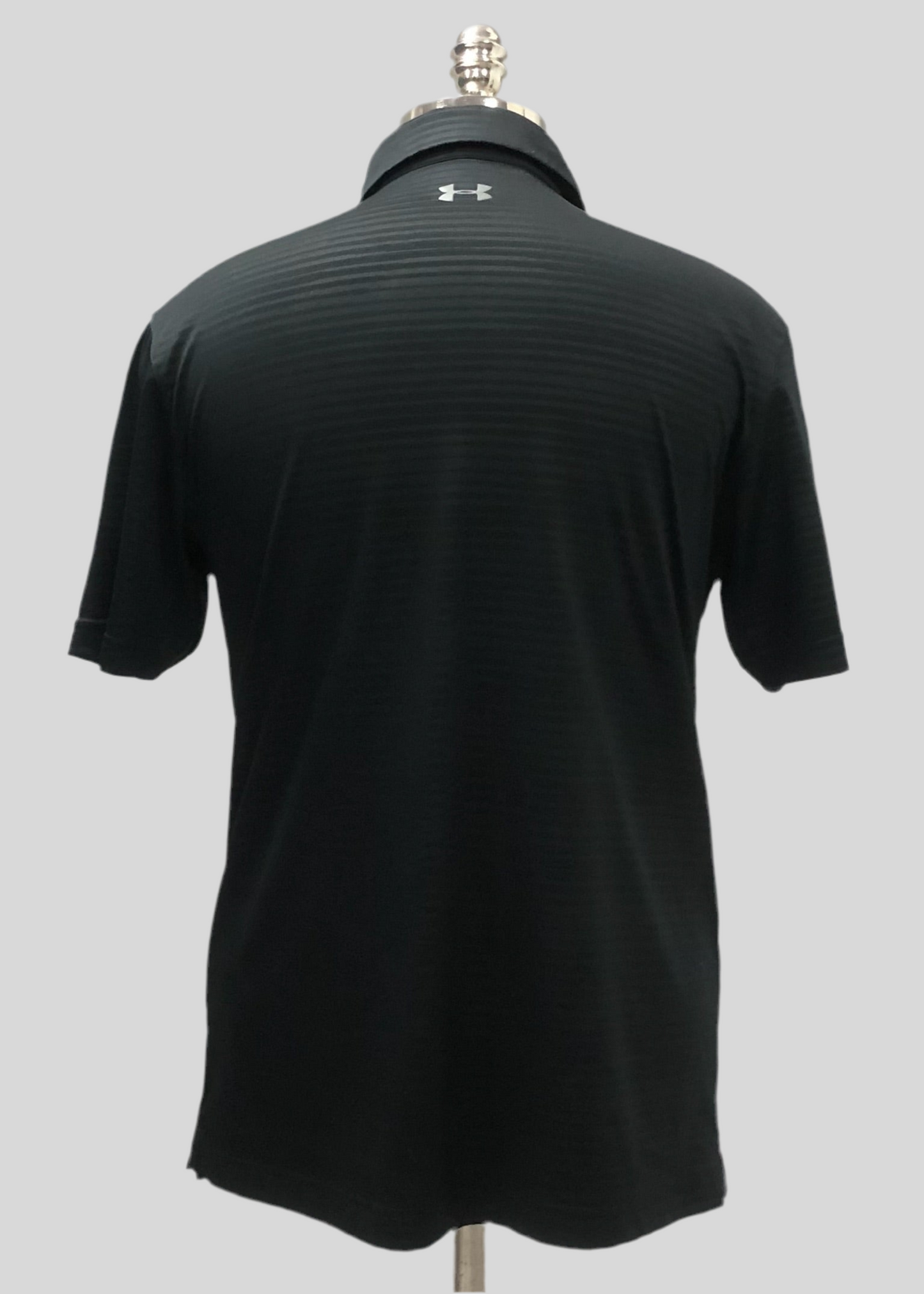 Camiseta Under Armour 🏋🏻 color gris oscuro y negro Tela Performance Talla M Entalle Regular