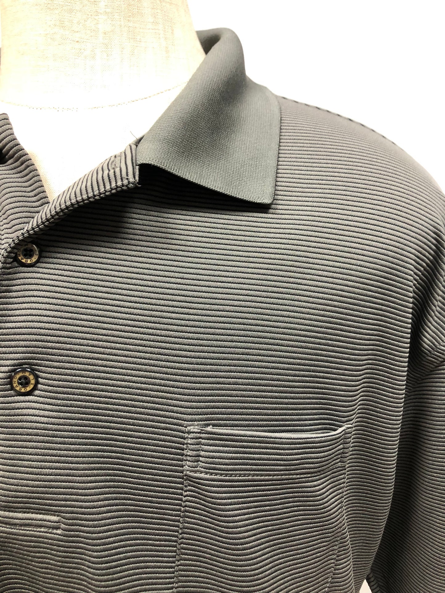 Camiseta Polo Grand Slam 🏌🏽‍♂️ Tela performance de rayas en color gris oscuro Talla 3XL Entalle Regular