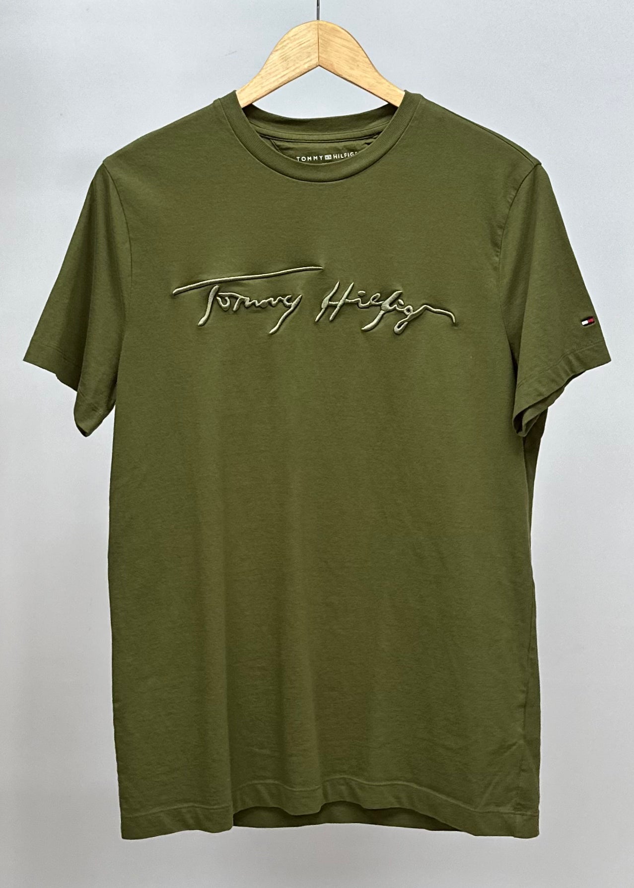 Camiseta cuello Redondo Tommy Hilfiger 🇺🇸 color verde oliva Talla Medium