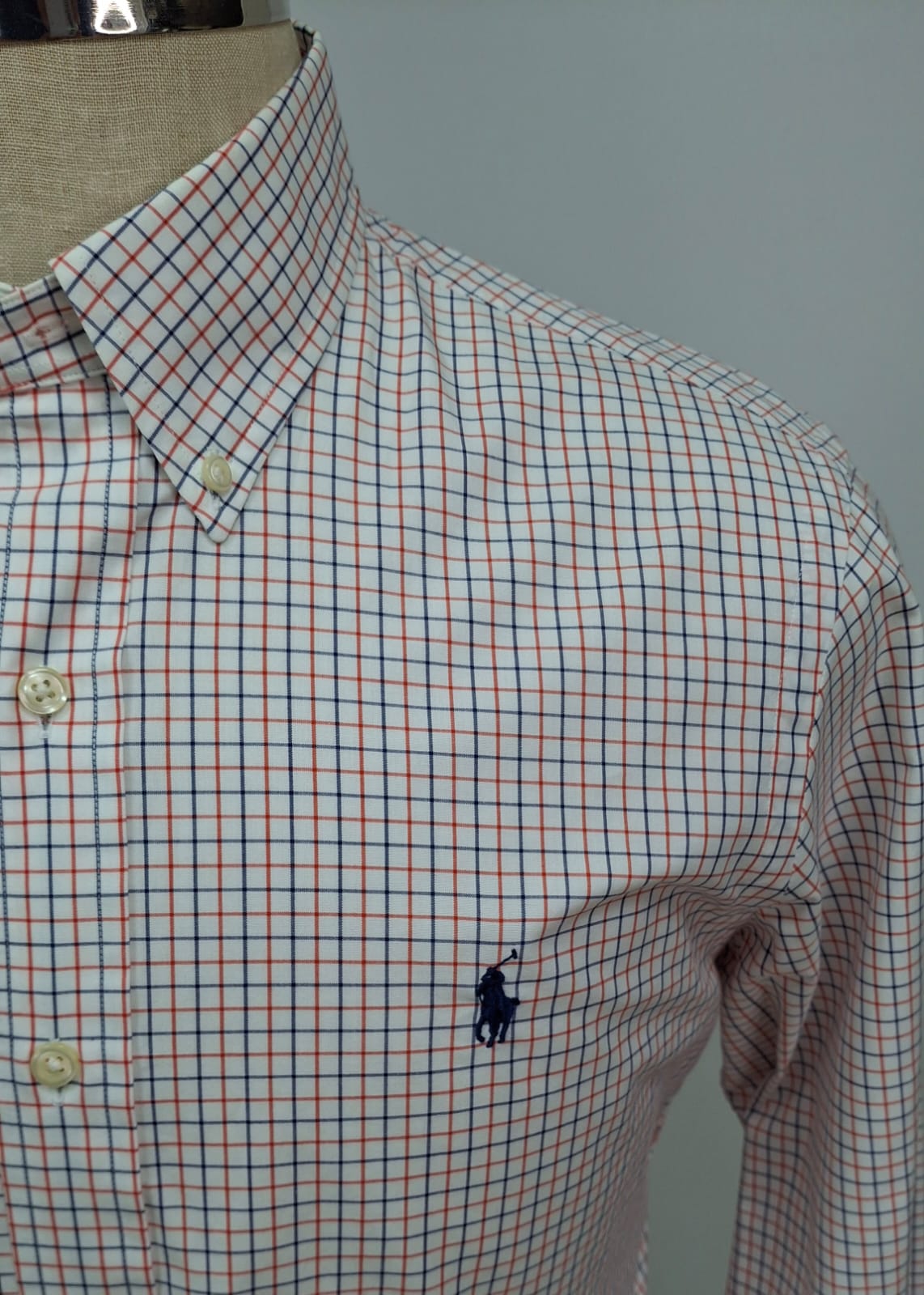 Camisa Polo Ralph Lauren 🏇🏼 Color blanco de cuadros en color azul y rojo Talla M Entalle Regular