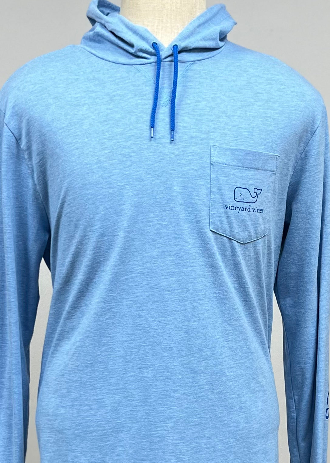 Camiseta con capucha Vineyard Vines 🐳 color celeste con logo de Ballena en bolsillo Talla Medium