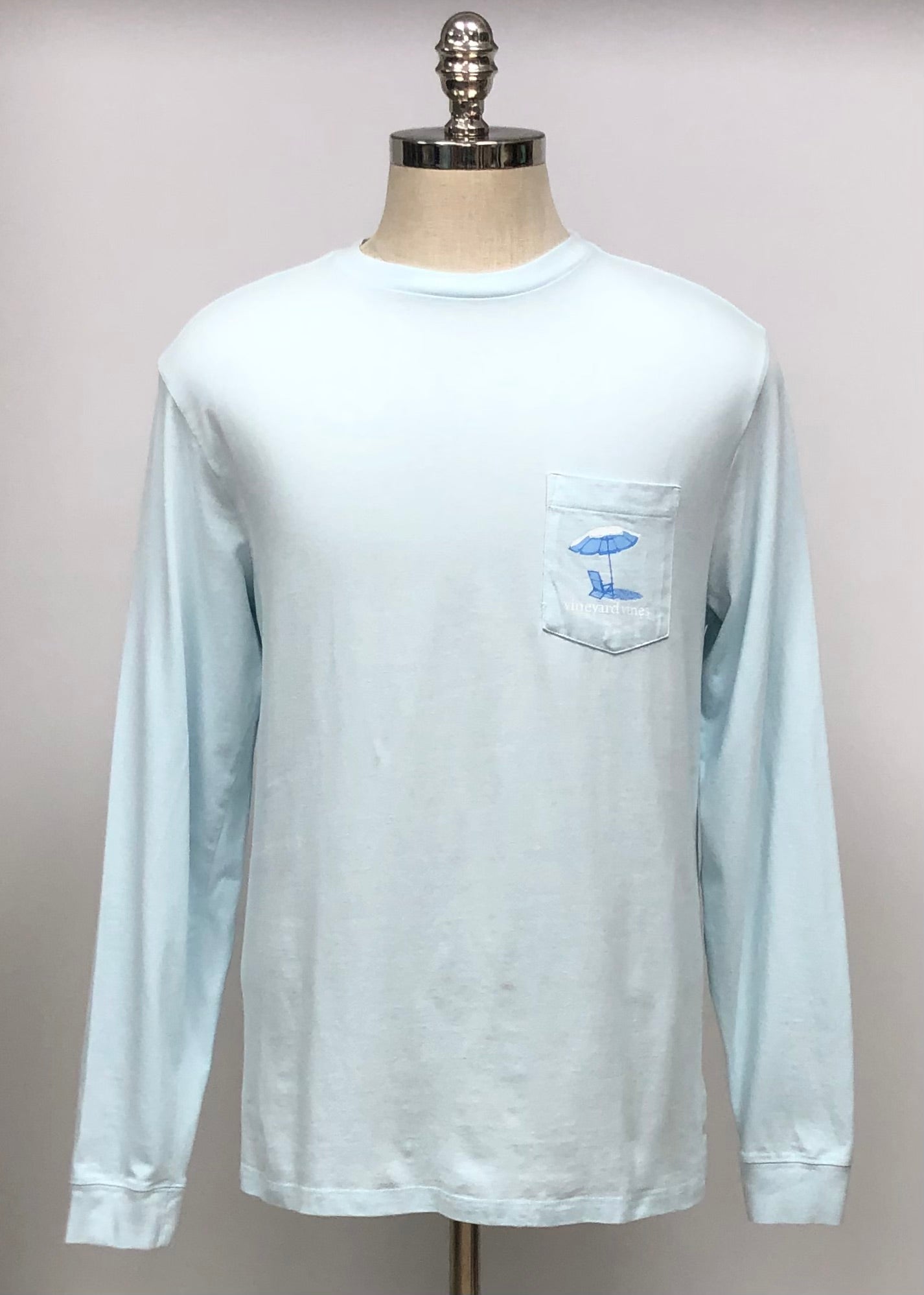 Camiseta cuello redondo Vineyard Vines 🐳 color celeste claro con Diseño de Paraguas en bolsillo Talla Medium