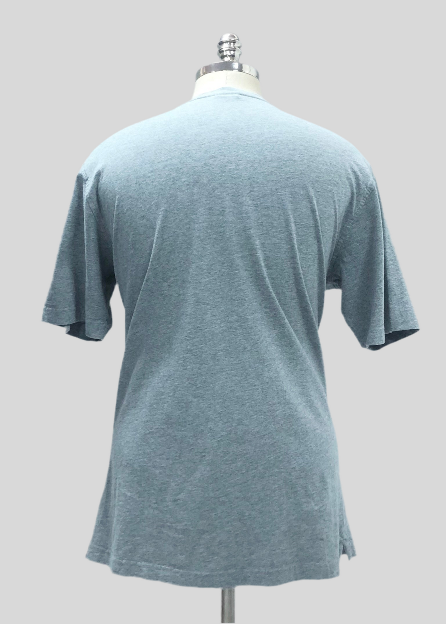 Camiseta cuello redondo Brooks Brothers 🐑 color gris claro y logo dorado Talla XL
