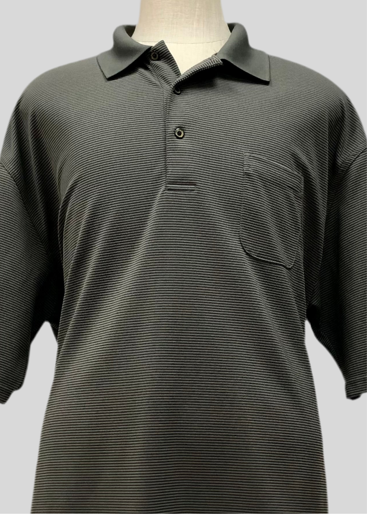 Camiseta Polo Grand Slam 🏌🏽‍♂️ Tela performance de rayas en color gris oscuro Talla 3XL Entalle Regular