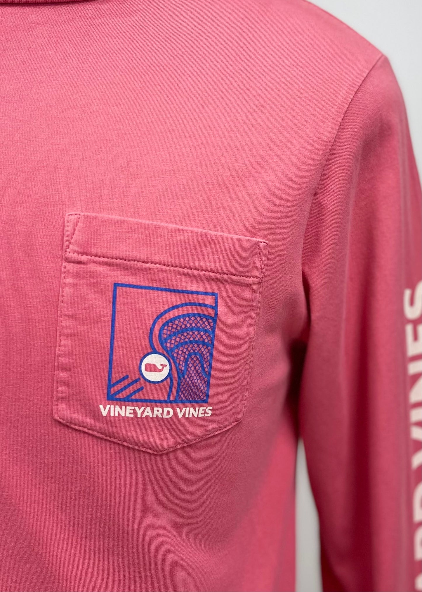 Camiseta de bolsillo Vineyard Vines 🐳 color rosado con Diseño Every Game Talla Small