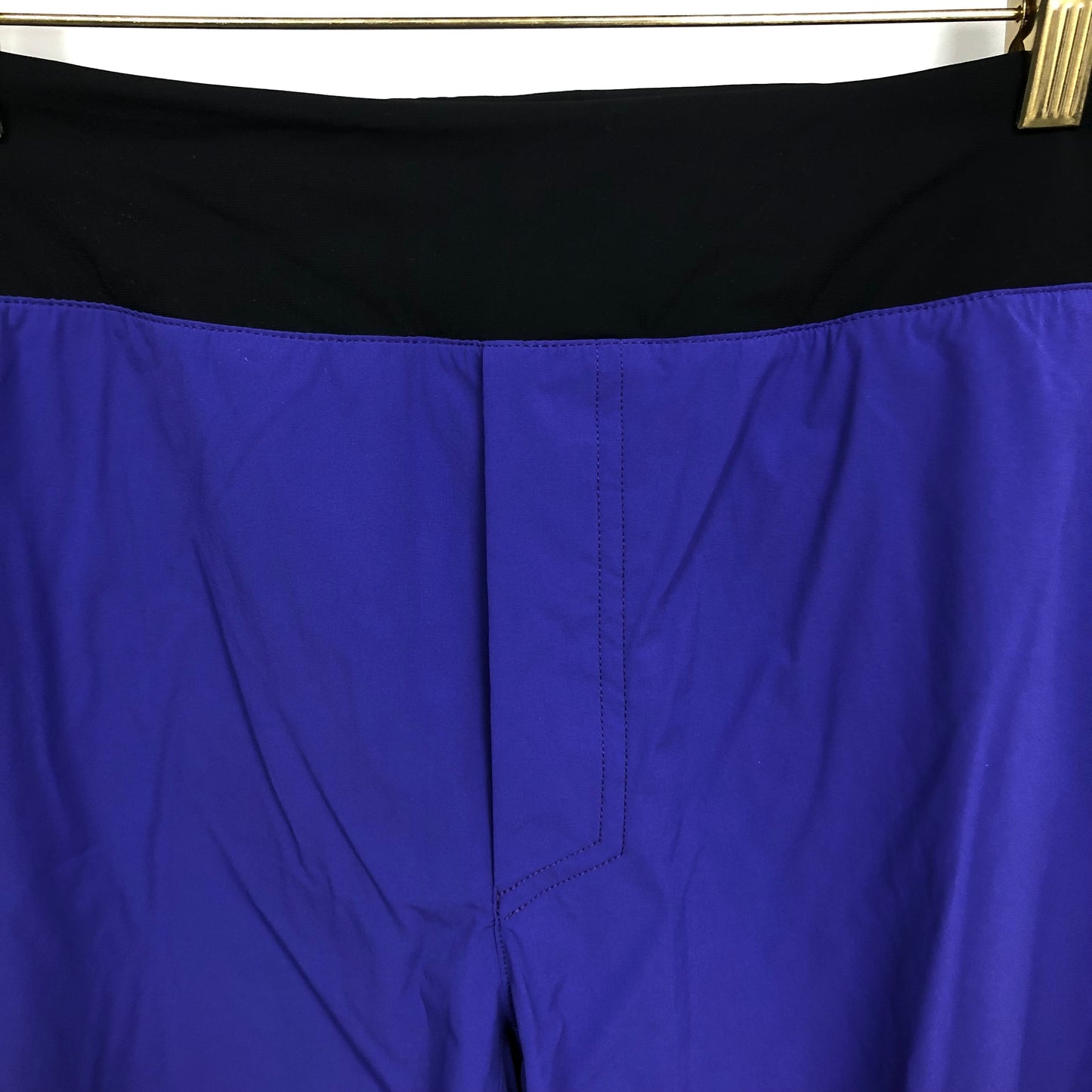 Shorts Híbrido On Running 🏃‍♂️ Tela performance color morado y negro talla XL