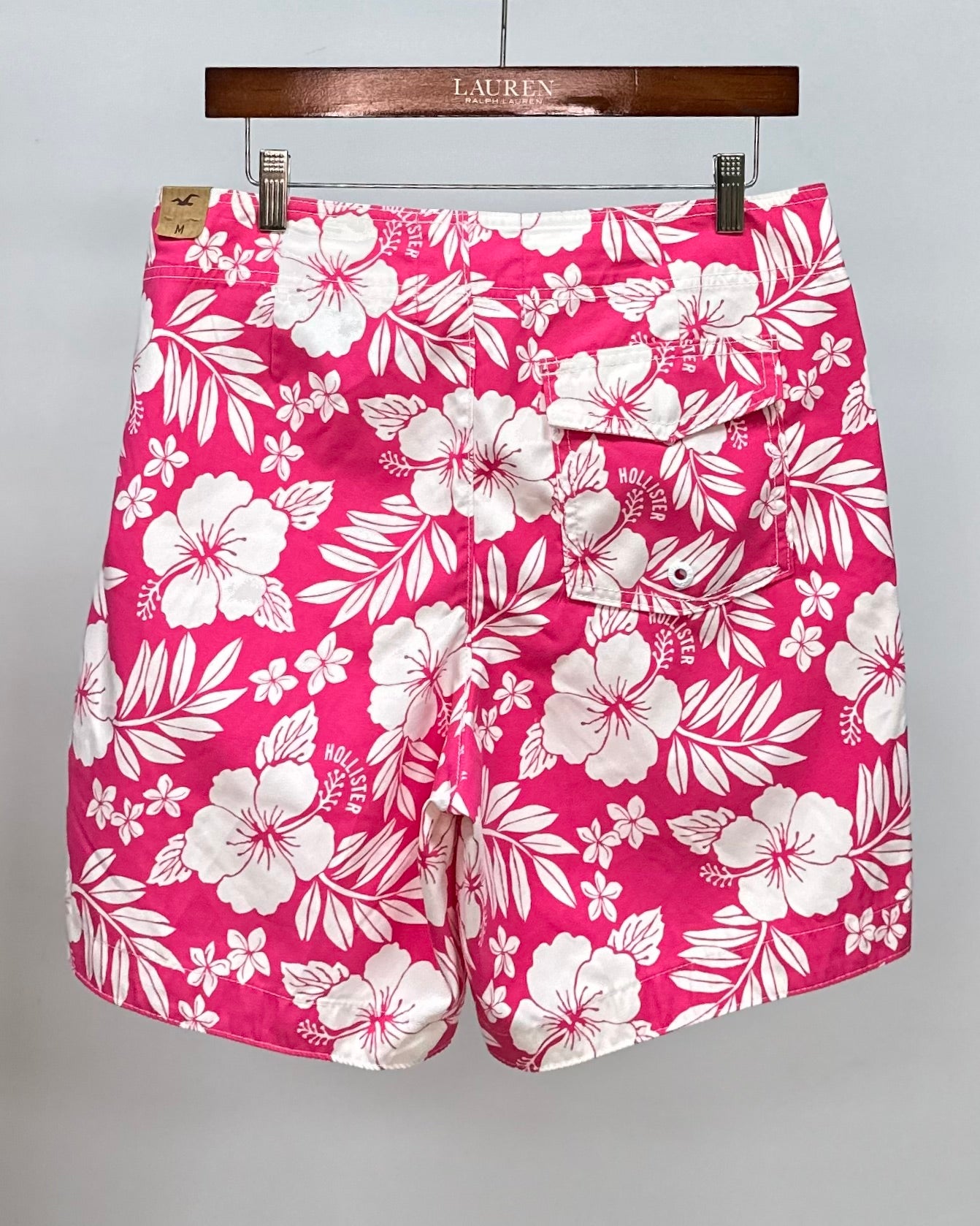 Shorts de baño Hollister en color rosado y blanco con diseño floral talla M