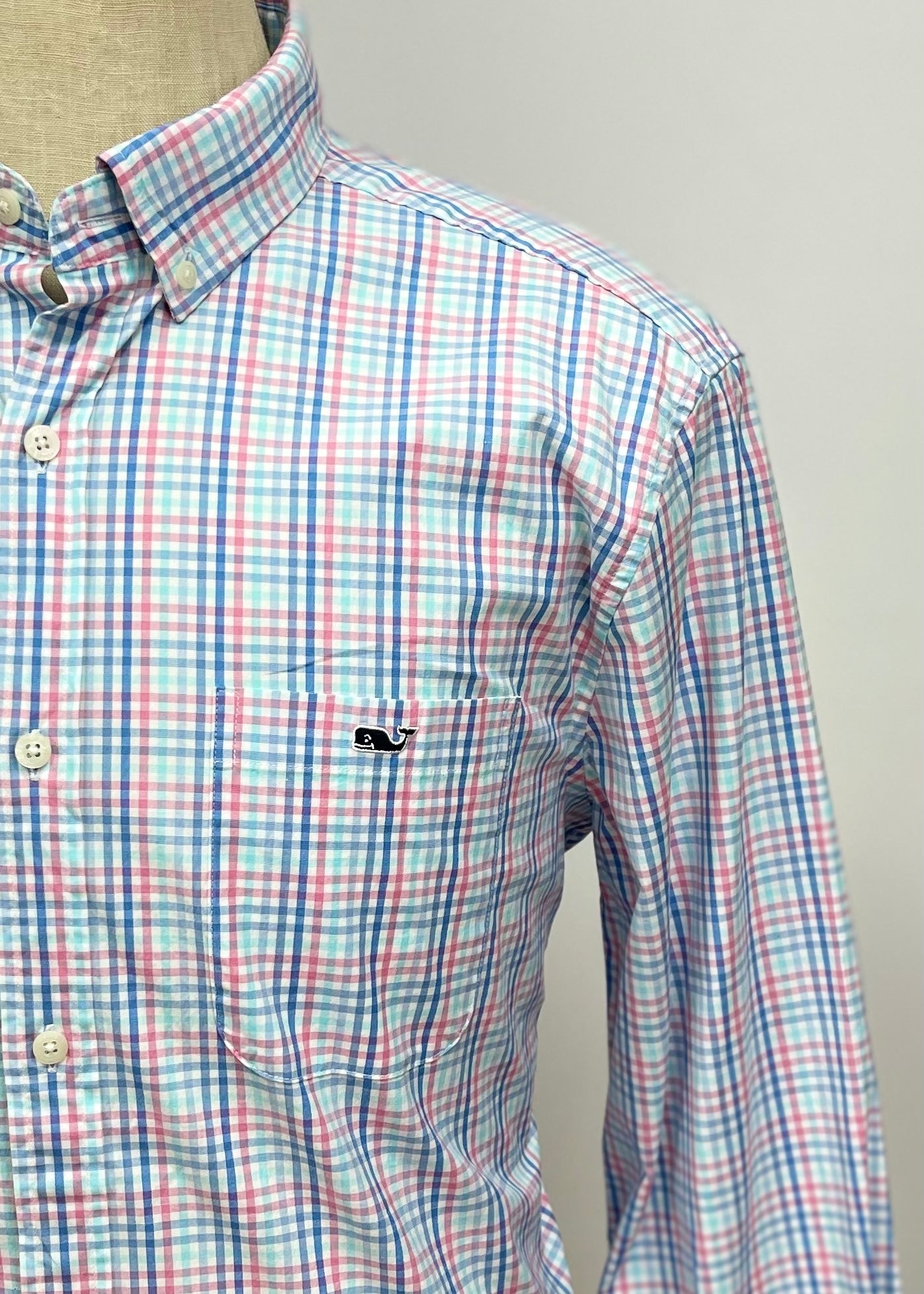 Camisa de botones Vineyard Vines 🐳 color blanco de cuadros en color rosado, azul y celeste Talla L Entalle Clásico