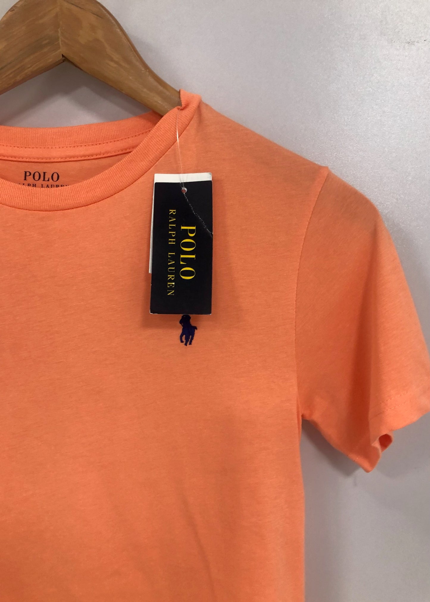 Camiseta cuello redondo de niño Ralph Lauren 🏇🏼  color naranja y logo en color azul navy Talla S (8) Entalle Regular