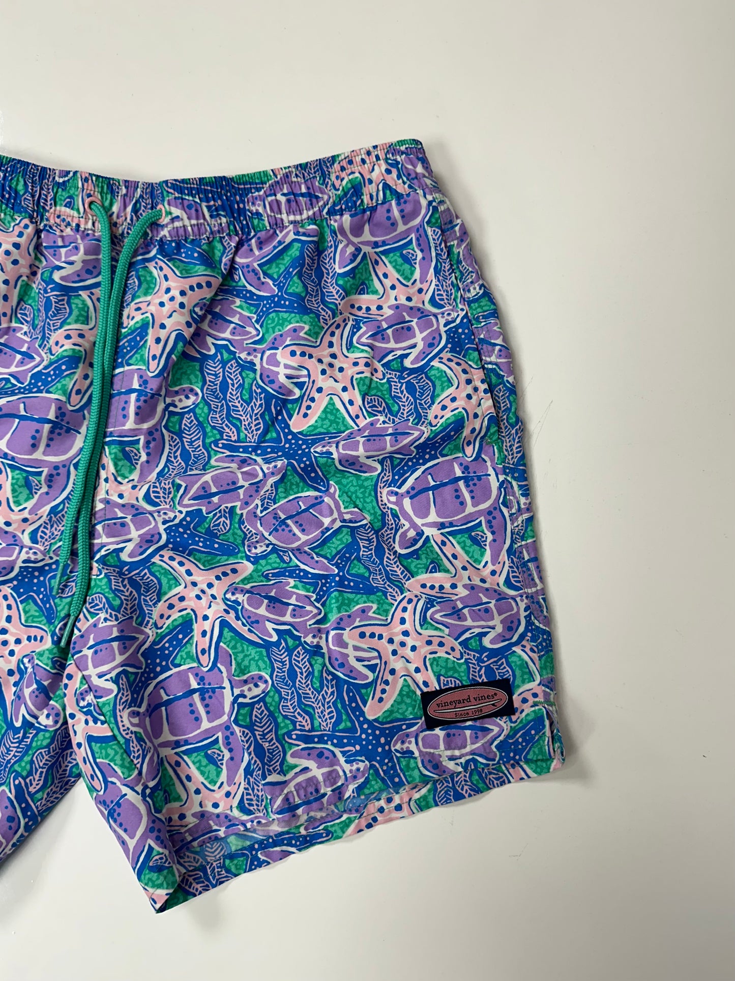 Short de baño Vineyard Vines 🐳 con diseño de tortugas en color morado y verde talla M