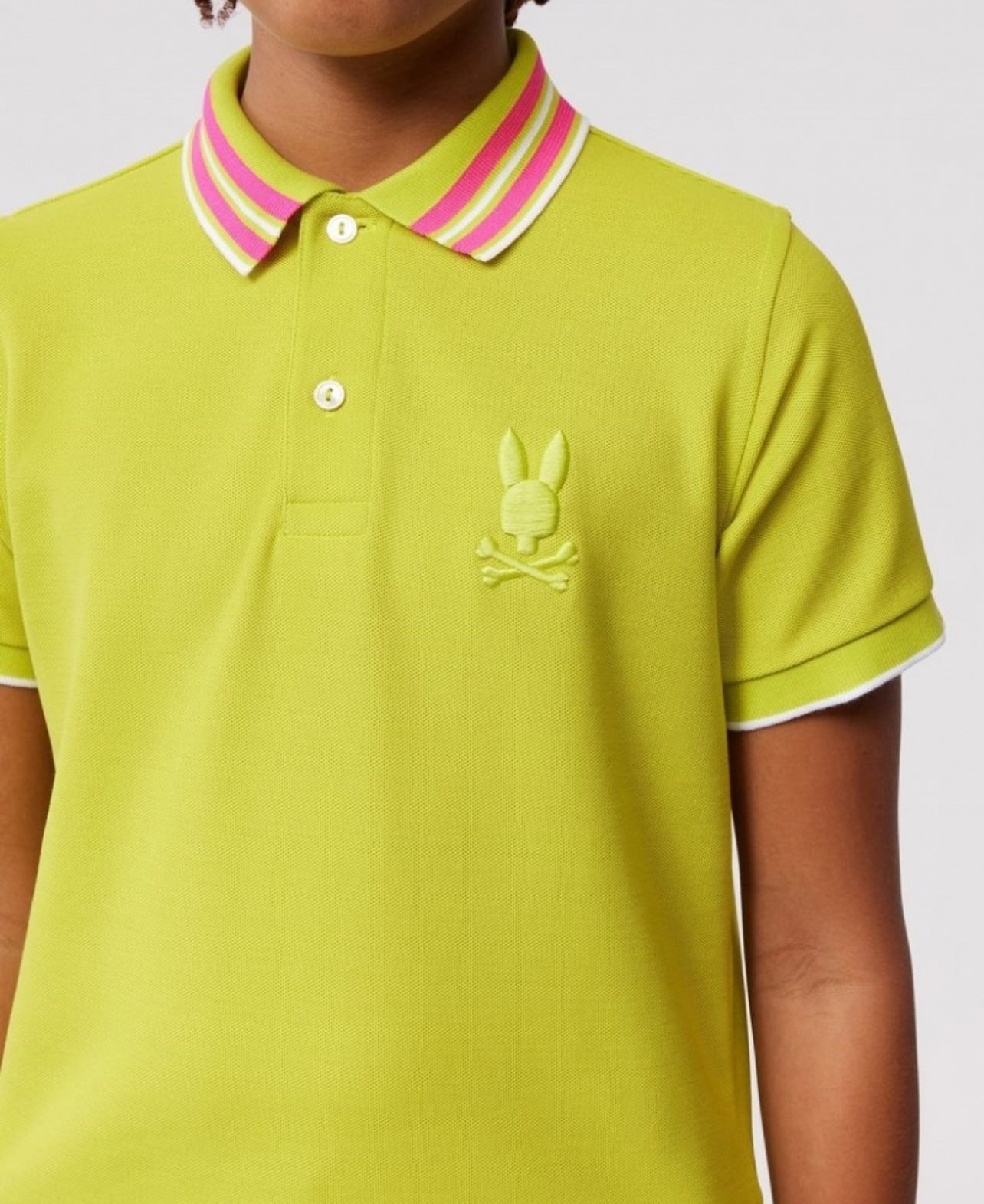 Camiseta Polo Psycho Bunny 🐰  color verde intenso y diseño de cuello Talla 3XL Entalle Regular