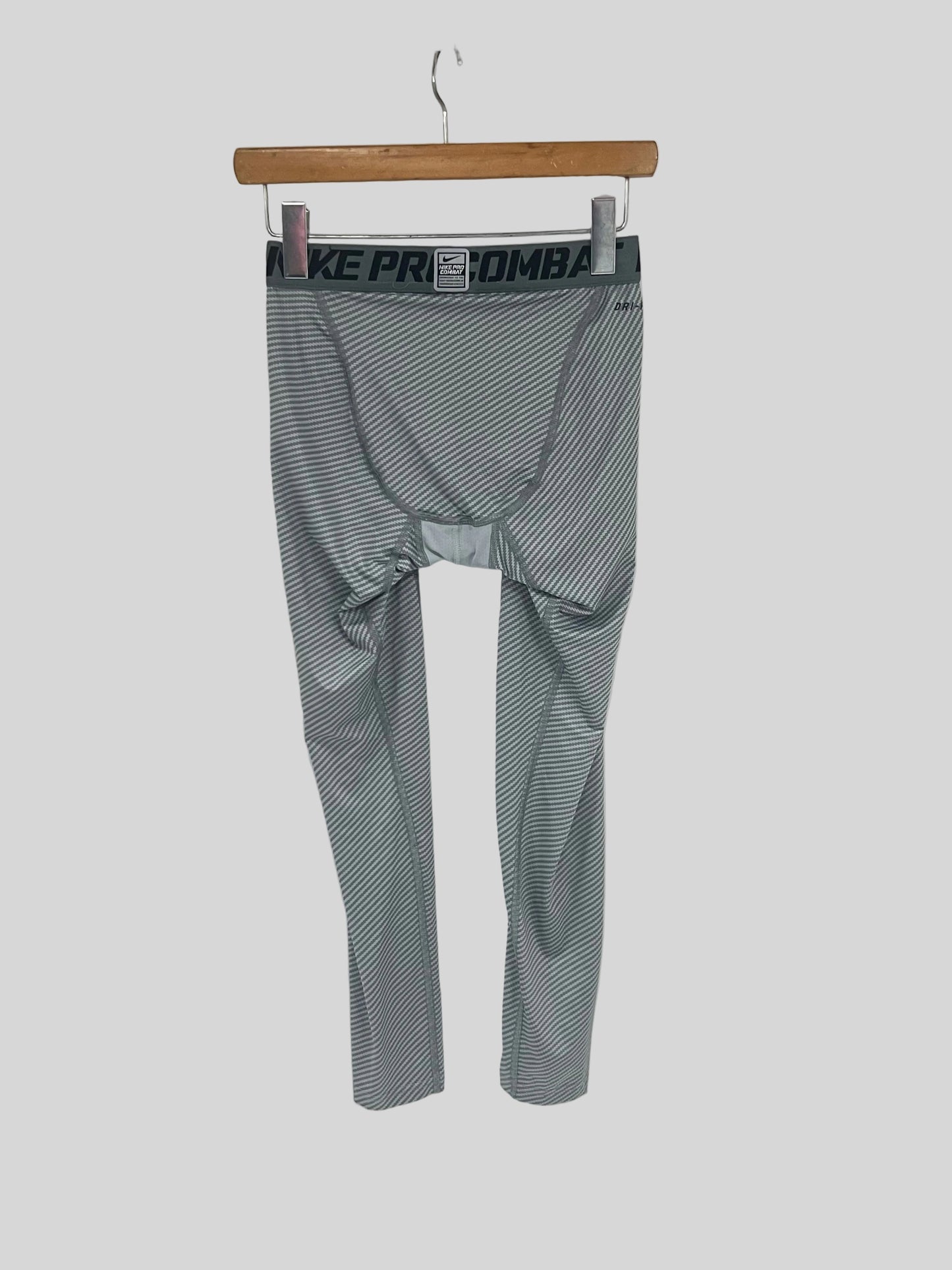 Malla de entrenamiento licra Nike ✔️ Pro Dri-FIT para hombre con diseño de rayas en color gris Talla M
