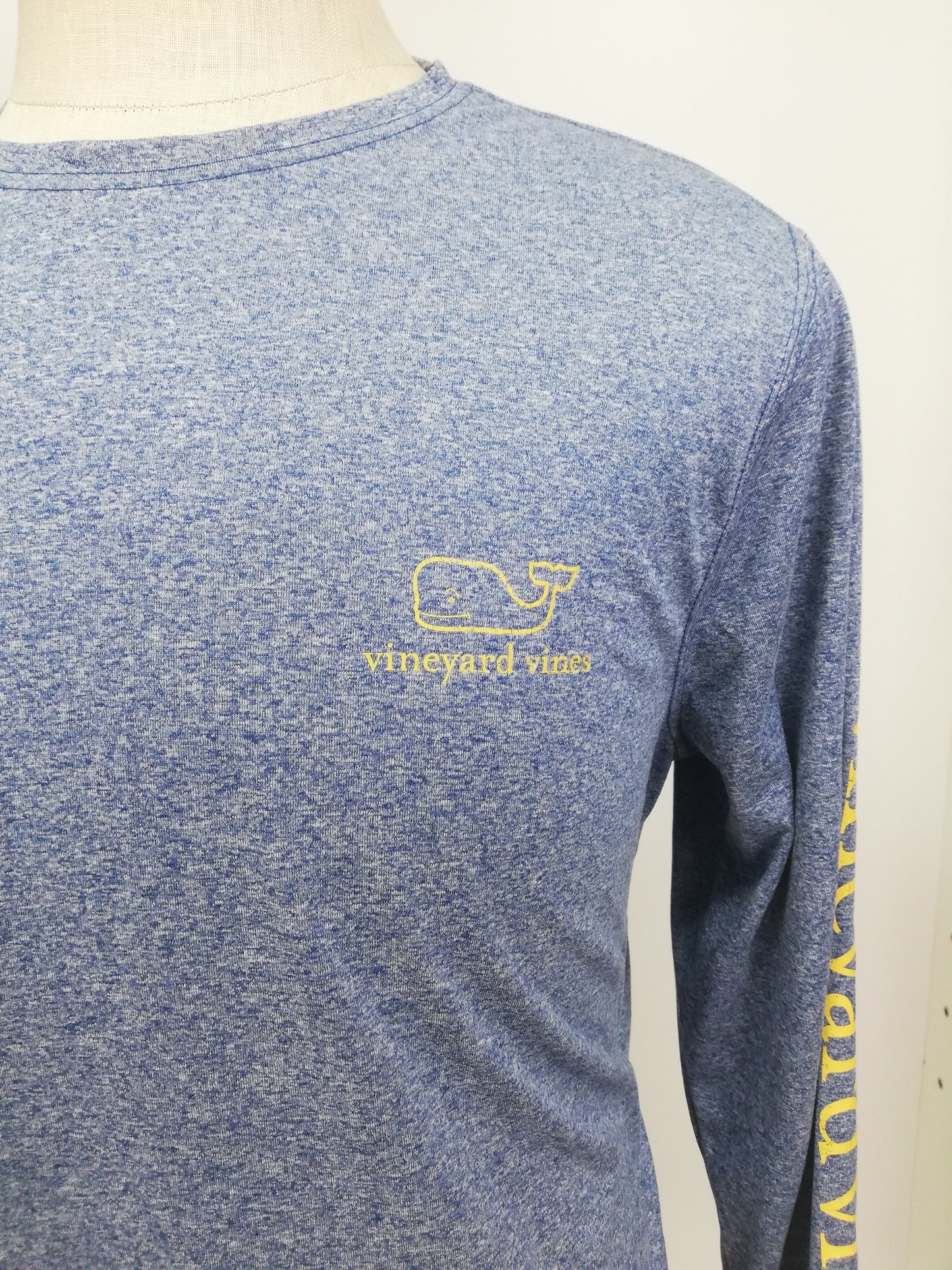 Camiseta cuello redondo Vineyard Vines 🐳 Performance color azul grisáceo con Diseño de ballena Talla XL