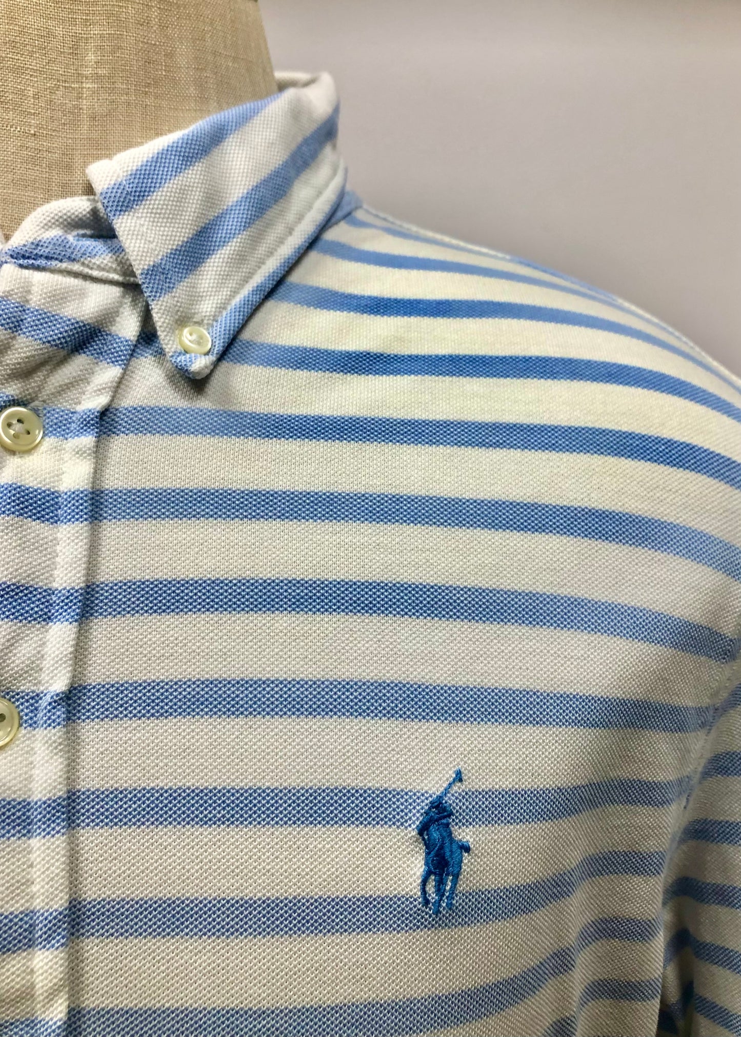 Camiseta Polo Ralph Lauren 🏇🏼 (Knit Oxford) color blanco con rayas en celeste Talla XXL Entalle Regular