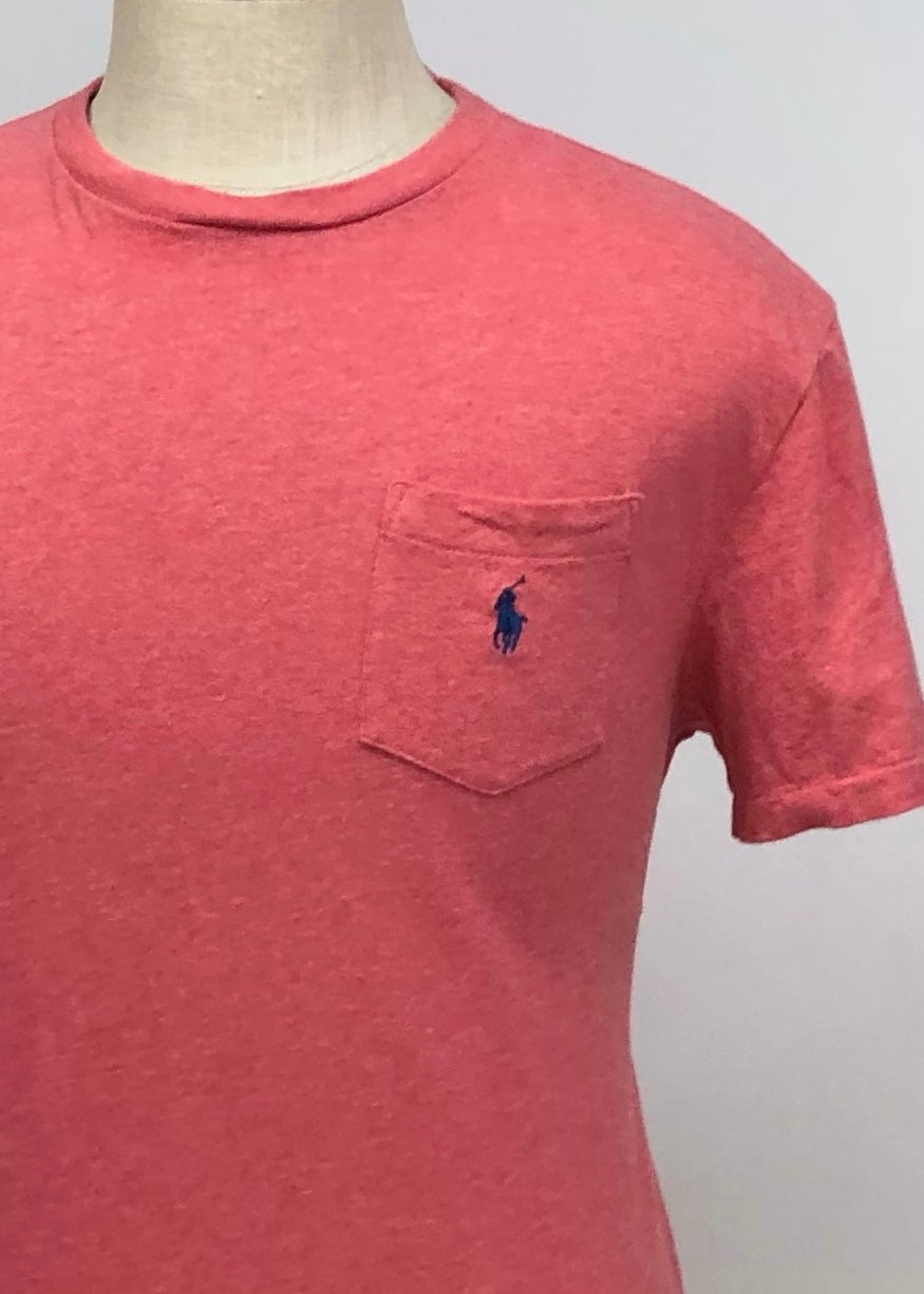 Camiseta cuello Redondo Polo Ralph Lauren 🏇🏼 color rosado magenta con bolsillo Talla Medium Entalle Clásico