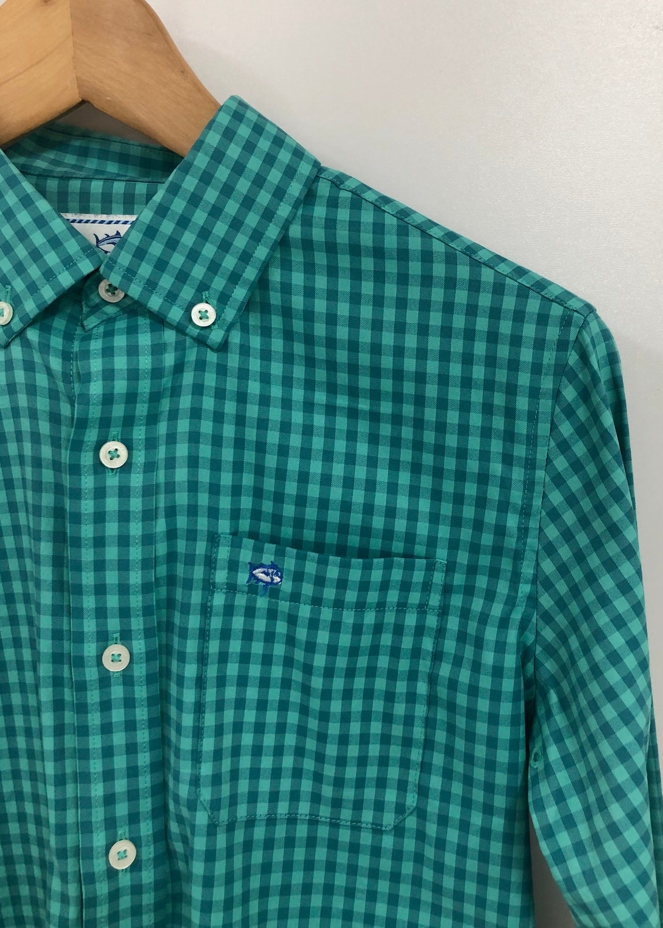 Camisa de niño Southern Tide 🐟 Performance con patron de cuadros en tonalidad verde Talla L (12-14) Entalle Regular