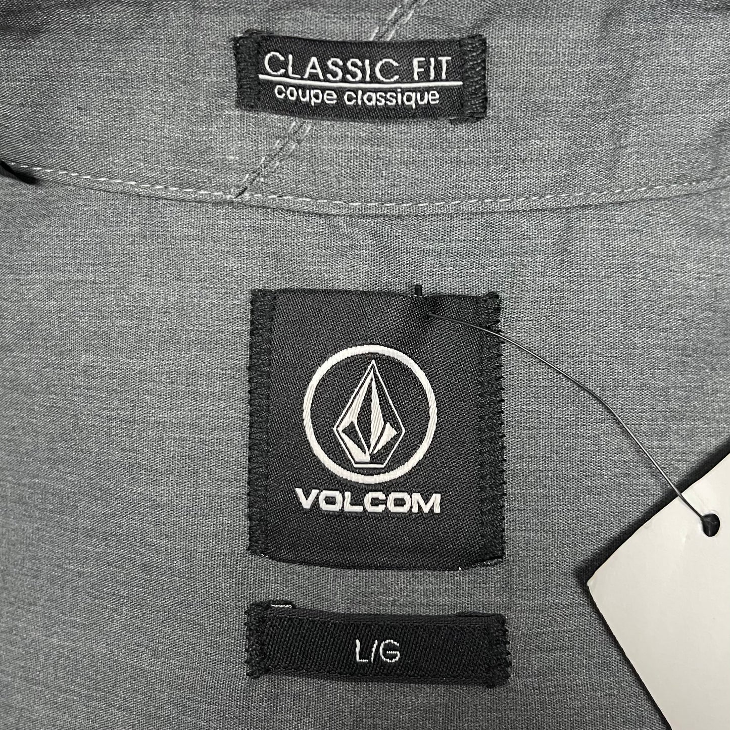 Camisa de botones Volcom 🛹 color gris oscuro y logo tradicional Talla L Entalle Clásico