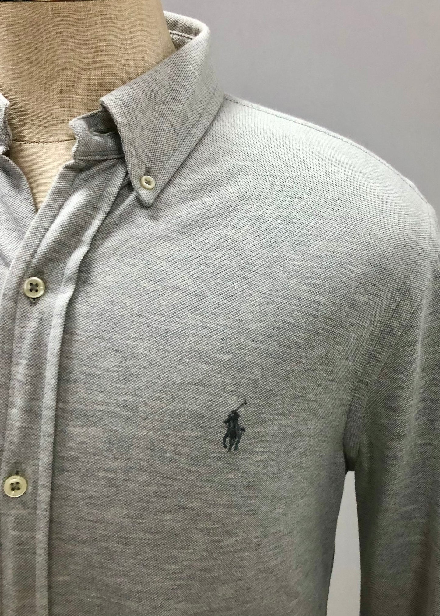 Camisa Polo Ralph Lauren 🏇🏼 Tela camiseta (Knit Oxford) en color gris claro Talla S Entalle Regular