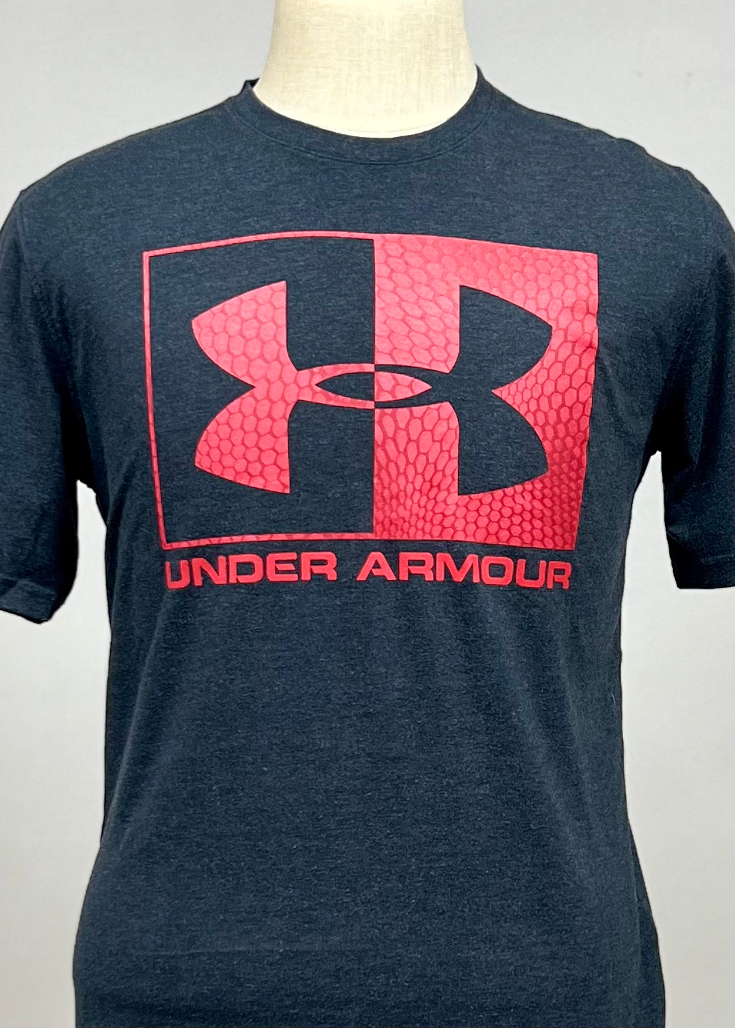 Camiseta cuello redondo Under Armour 🏋🏽 color gris oscuro con logo en rojo manga corta Talla M