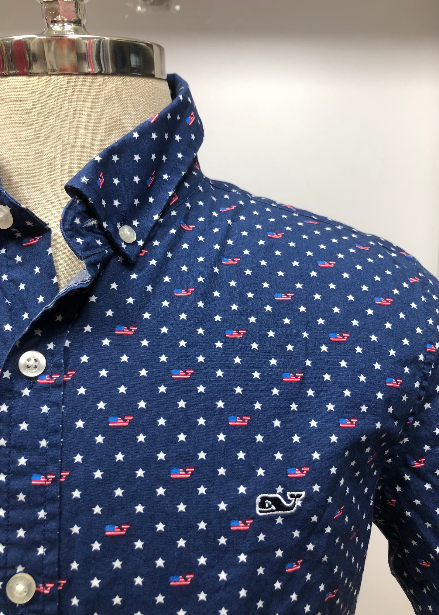 Camisa de botones Vineyard Vines 🐳 color azul navy con diseño de estrellas y banderas Talla M Entalle Slim Fit