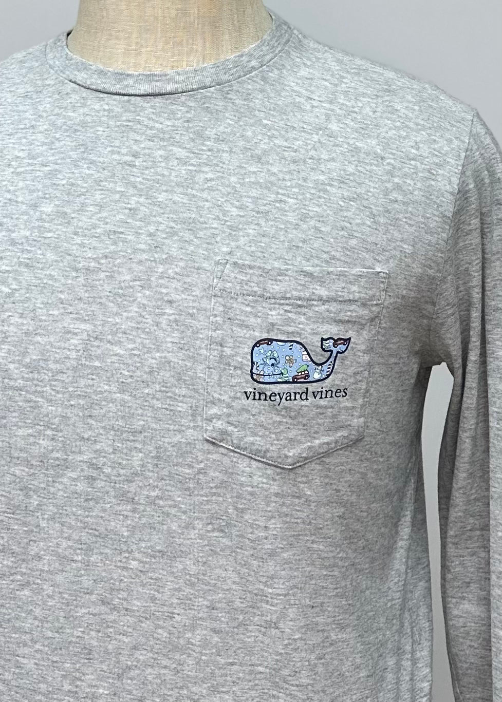 Camiseta de bolsillo Vineyard Vines 🐳 color gris con Diseño de navidad Talla Small