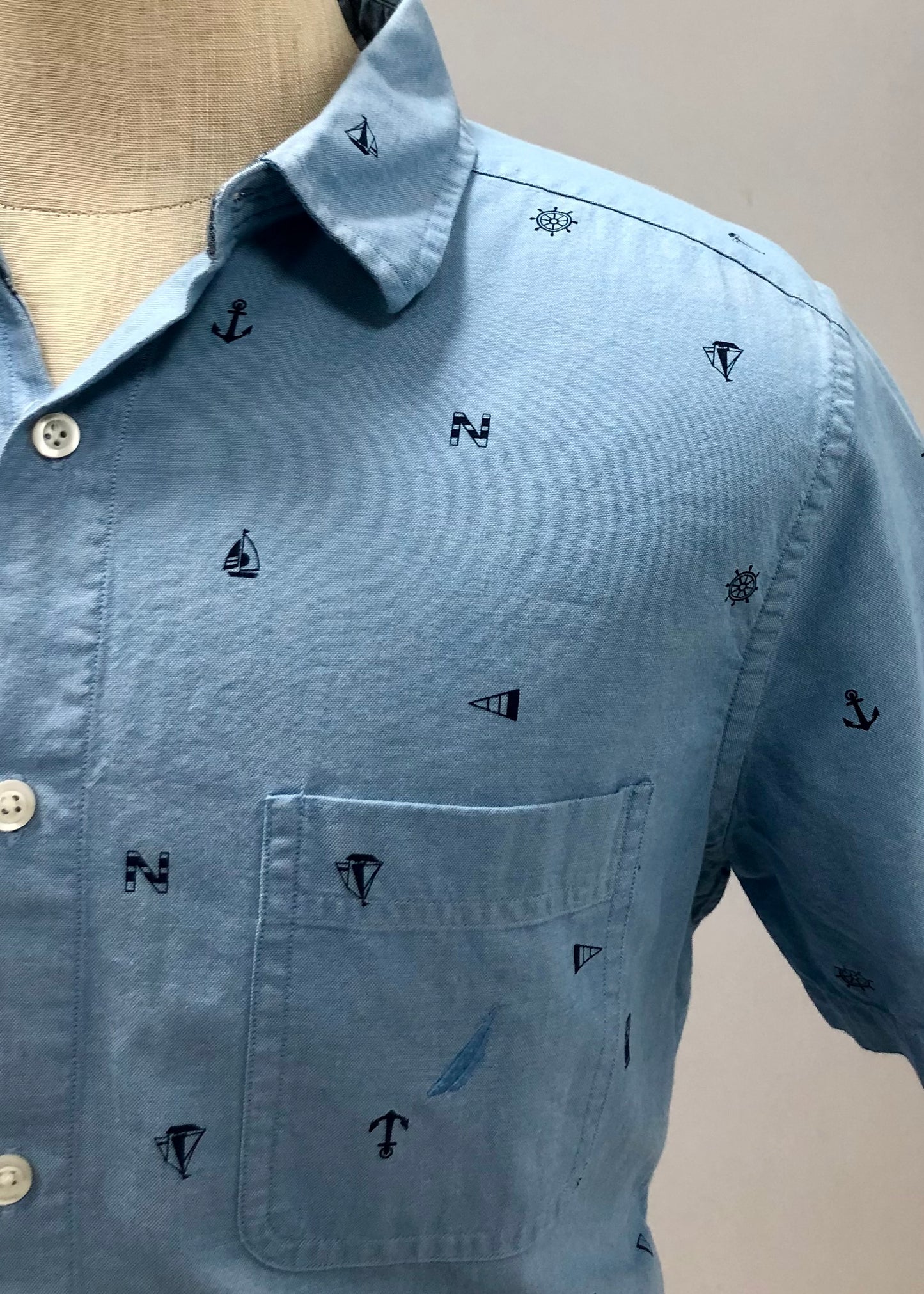 Camisa de botones Nautica ⚓️ Color celeste con diseño de Nautico en color azul navy Talla L Entalle Clásico