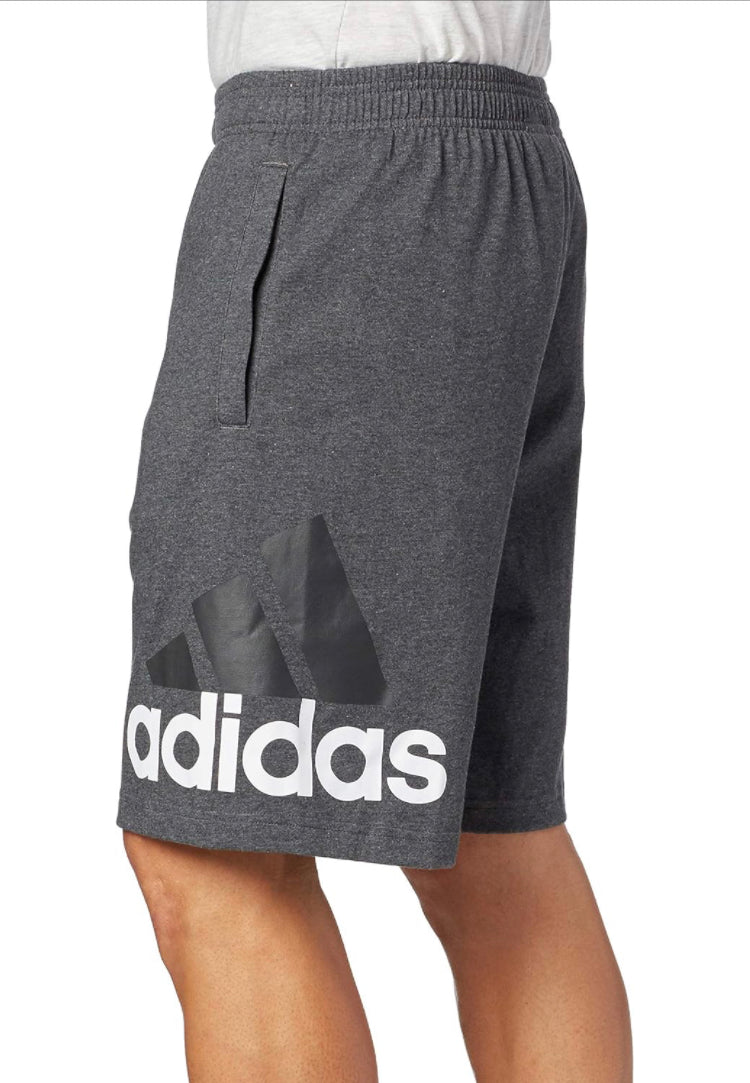 Short Lounge Adidas 🏃🏻‍♂️ color gris oscuro y logo en blanco Talla L