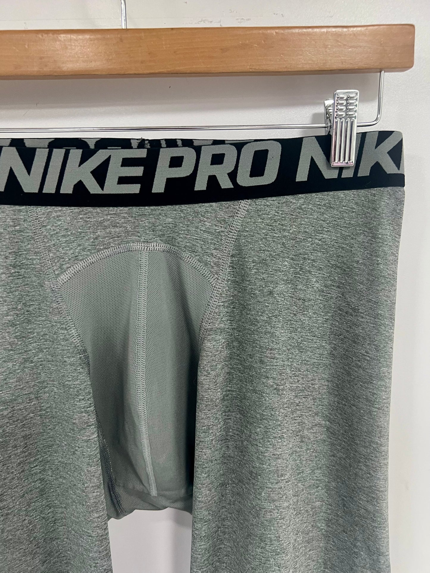 Malla de entrenamiento licra Nike ✔️ Pro Dri-FIT de 3/4 de largo para hombre en Color gris cintura negro Talla XXL
