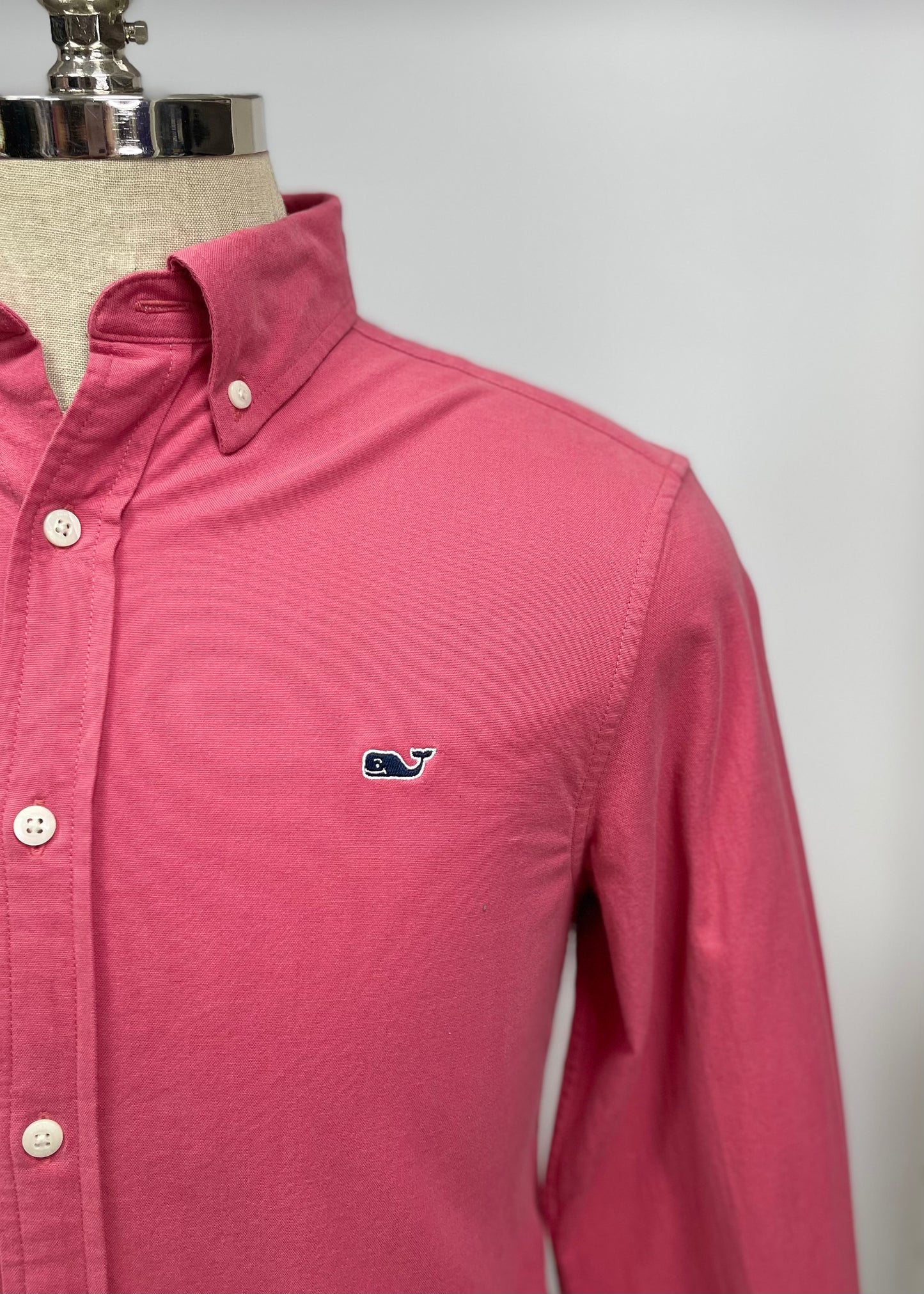 Camisa de botones Vineyard Vines 🐳 Oxford Color Rosado magenta Talla S Entalle Clásico