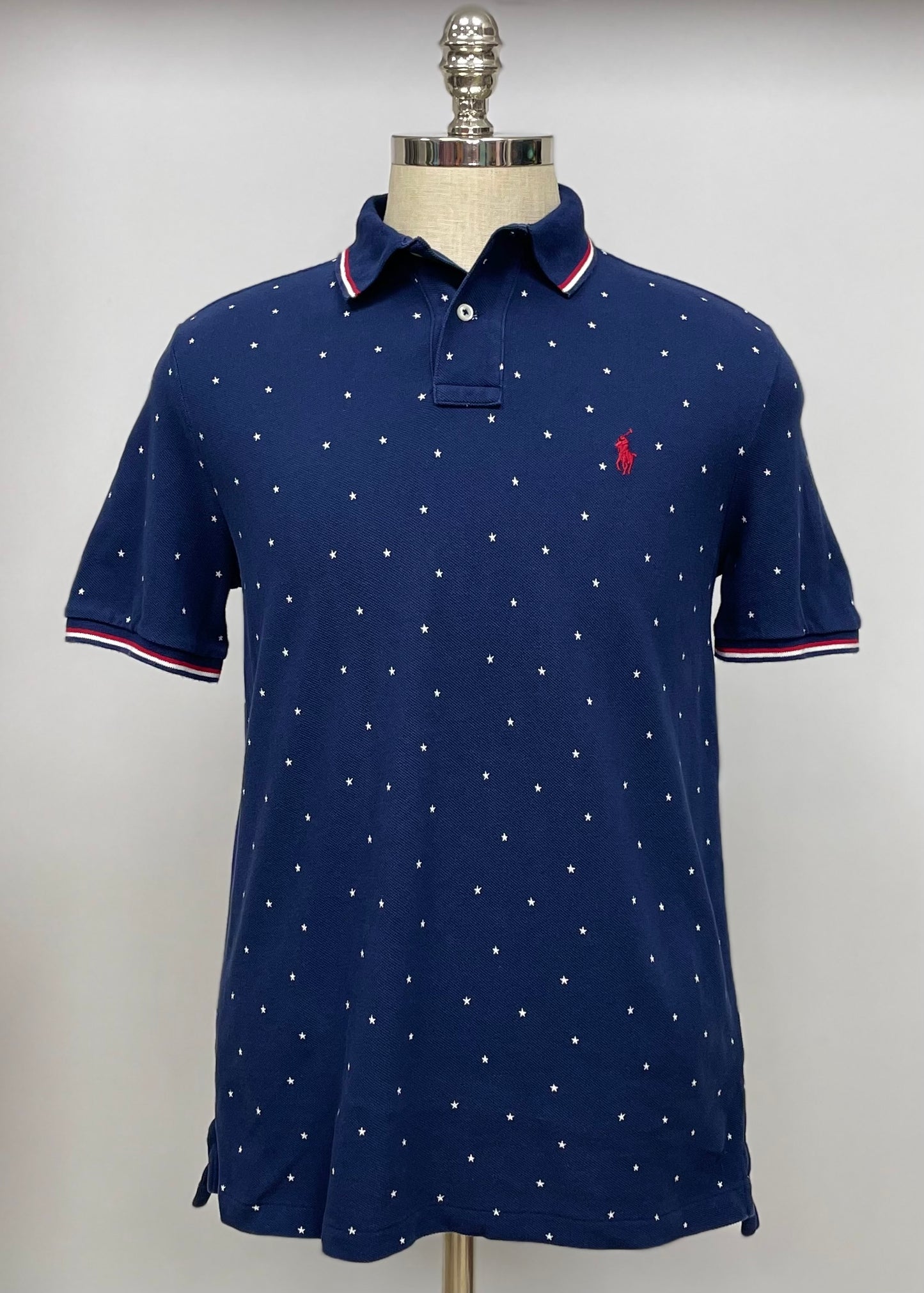 Camiseta Polo Ralph Lauren 🏇🏼 Color azul navy con diseño de estrellas en color blanco Talla M Entalle Clásico