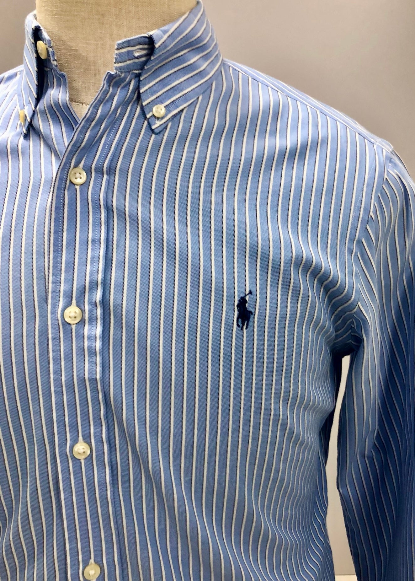 Camisa Polo Ralph Lauren 🏇🏼 color celeste de rayas en color blanco Talla M Entalle Regular