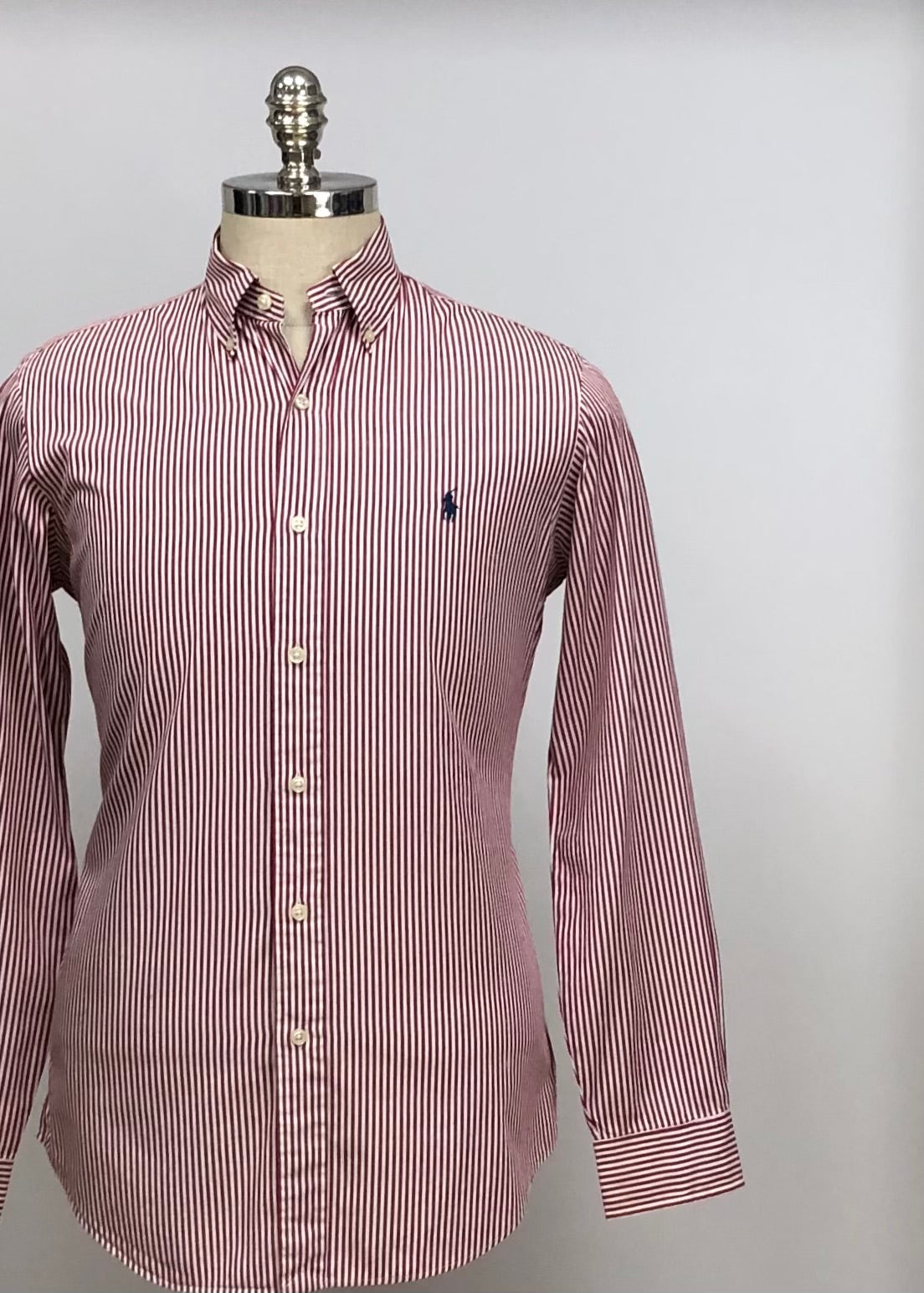 Camisa Polo Ralph Lauren 🏇🏼 con patron de rayas en color rojo oscuro y blanco Talla S Entalle Clásico