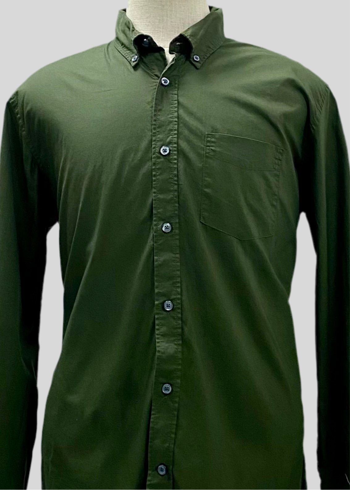 Camisa de botones GAP  color verde oliva Talla L Entalle Regular