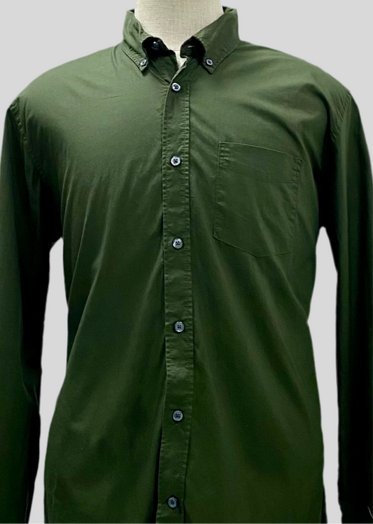 Camisa de botones GAP  color verde oliva Talla L Entalle Regular