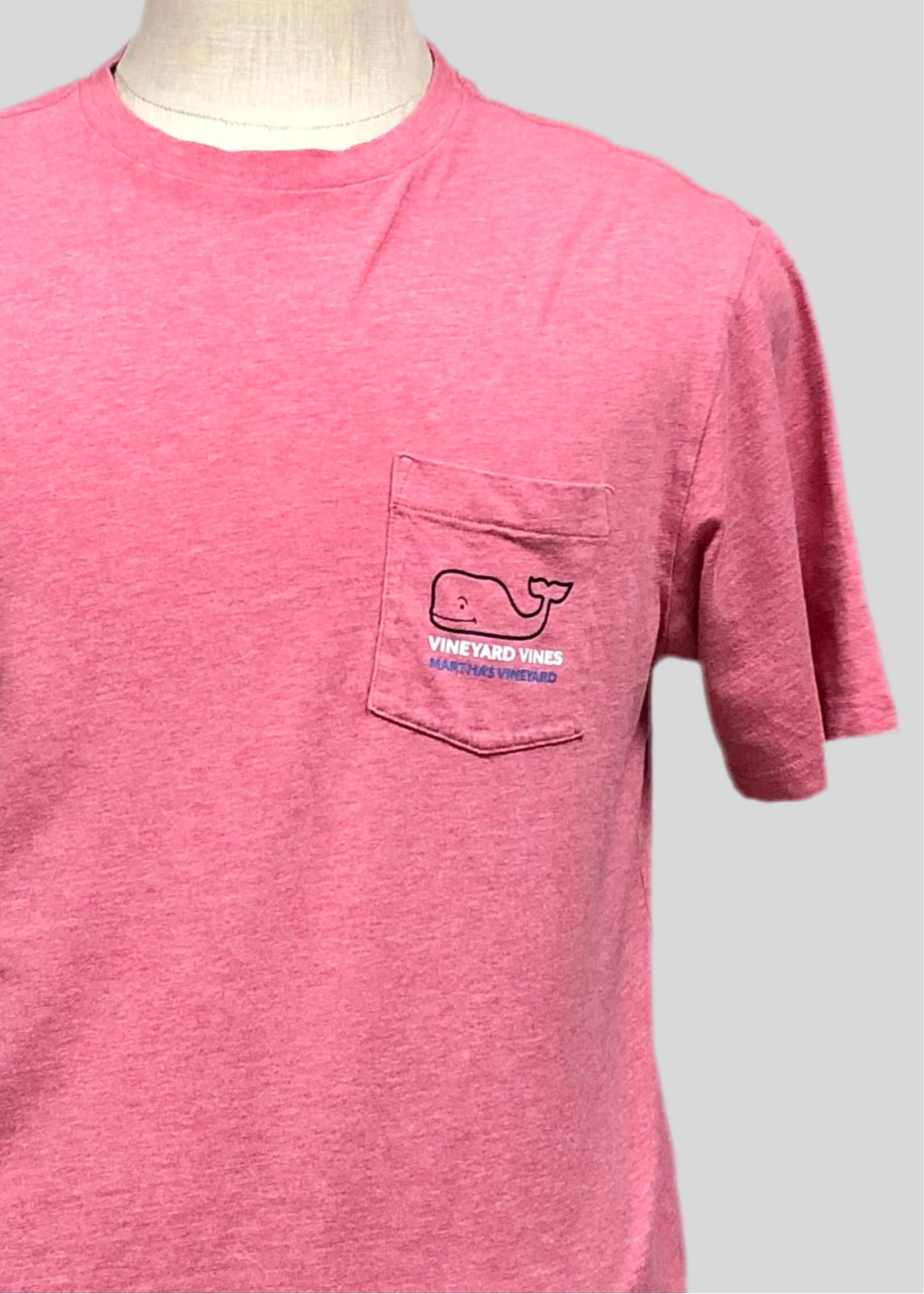 Camiseta de bolsillo Vineyard Vines 🐳 color rosado con Diseño Marthas Vineyard Talla Medium