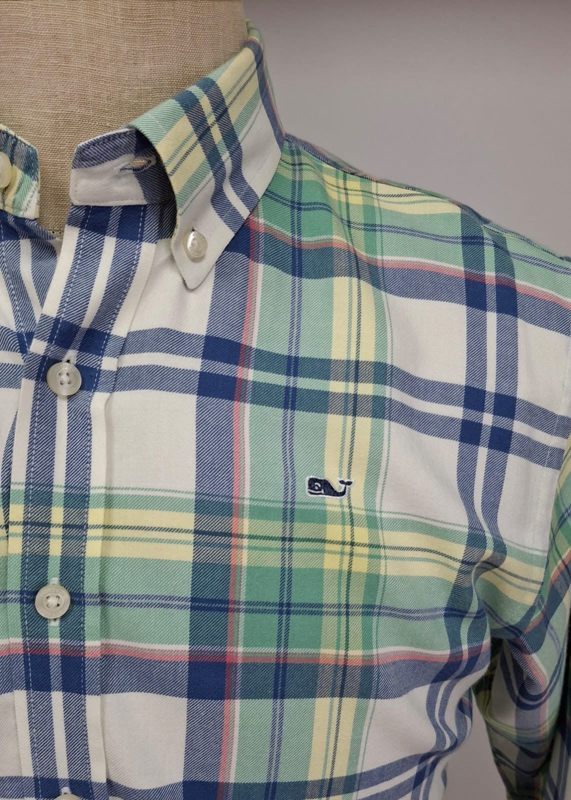 Camisa de niño Vineyard Vines 🐳 con patrón de cuadros en color verde, amarillo, azul y blanco Talla XL Entalle Regular