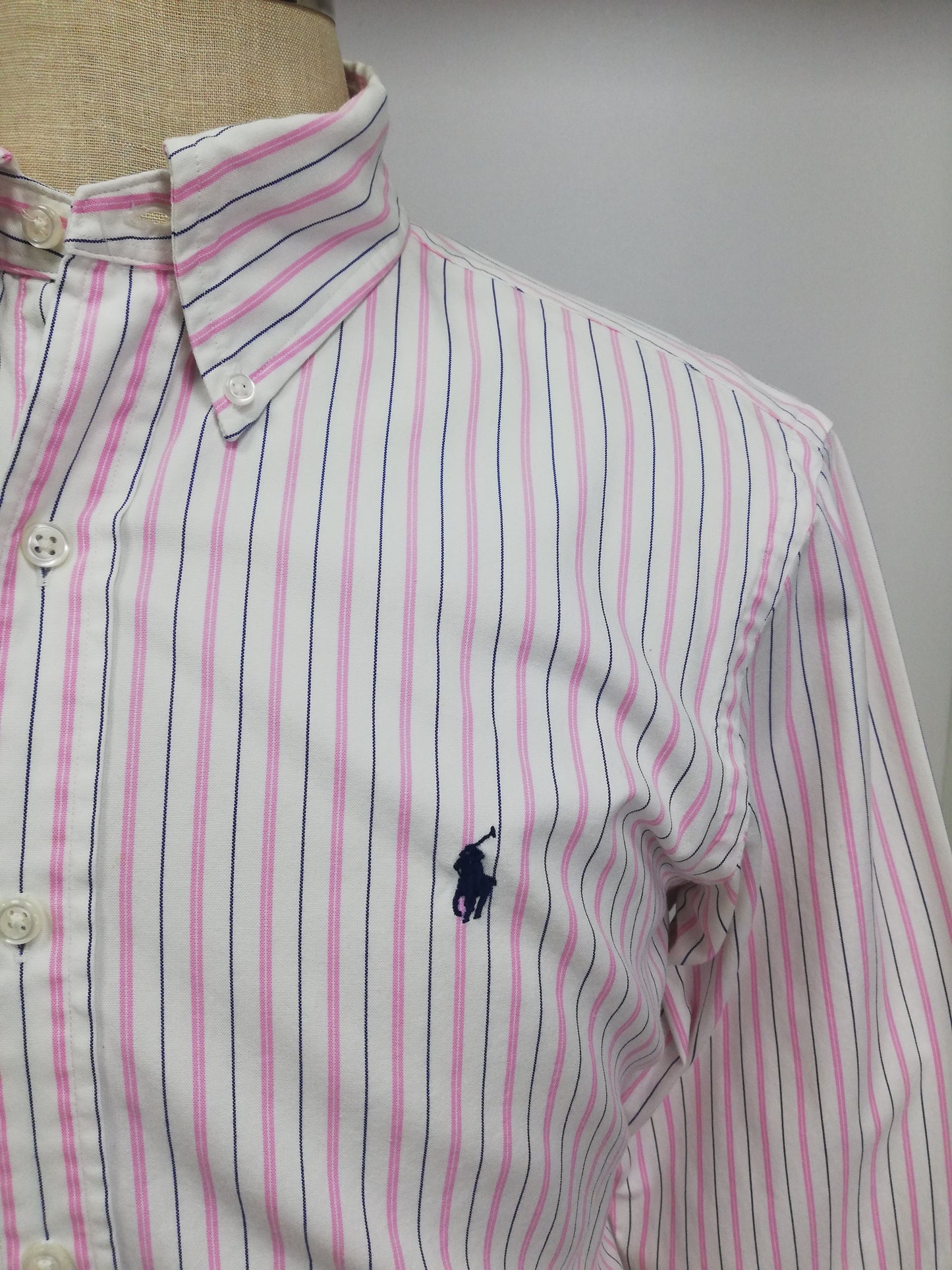 Camisa Polo Ralph Lauren 🏇🏼 color blanco con patrón de rayas en rosado y negro Talla L Entalle Regular