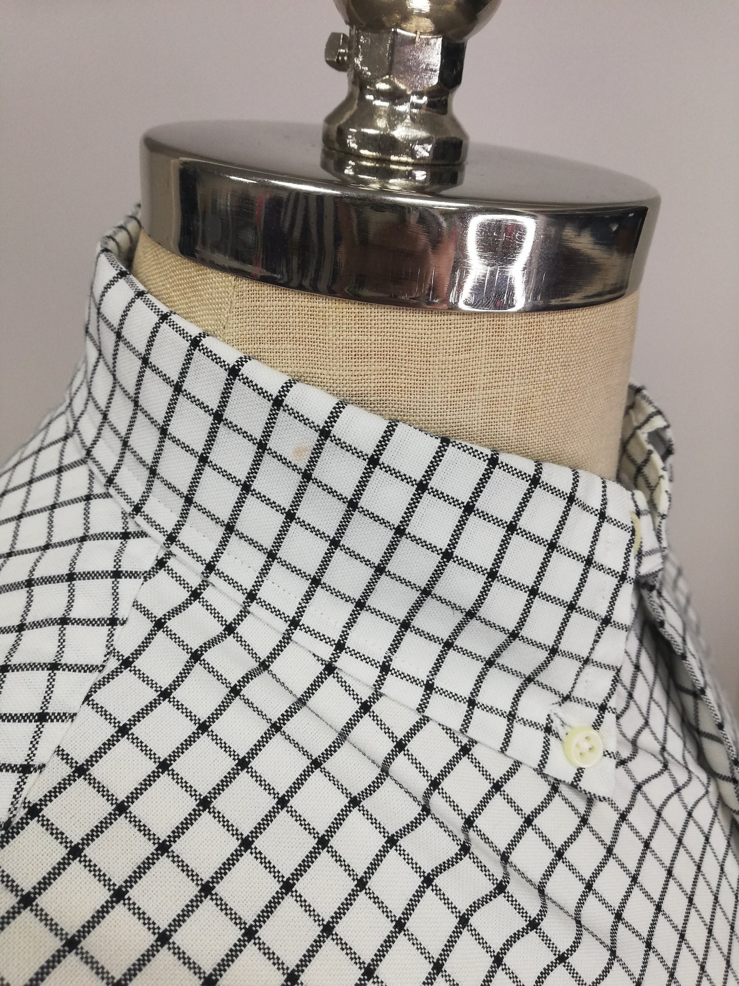 Camisa Polo Ralph Lauren 🏇🏼 color blanco con patrón de cuadros en color negro Talla M Entalle Regular (ver descripción)