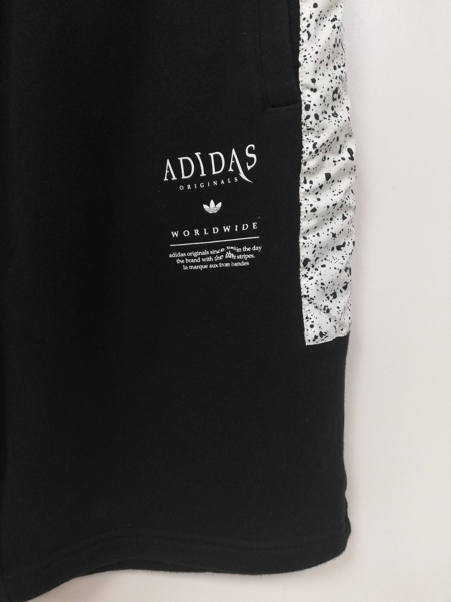 Short Lounge Adidas 🏃🏻‍♂️ color negro con diseño con diseño de grafiti blanco talla S