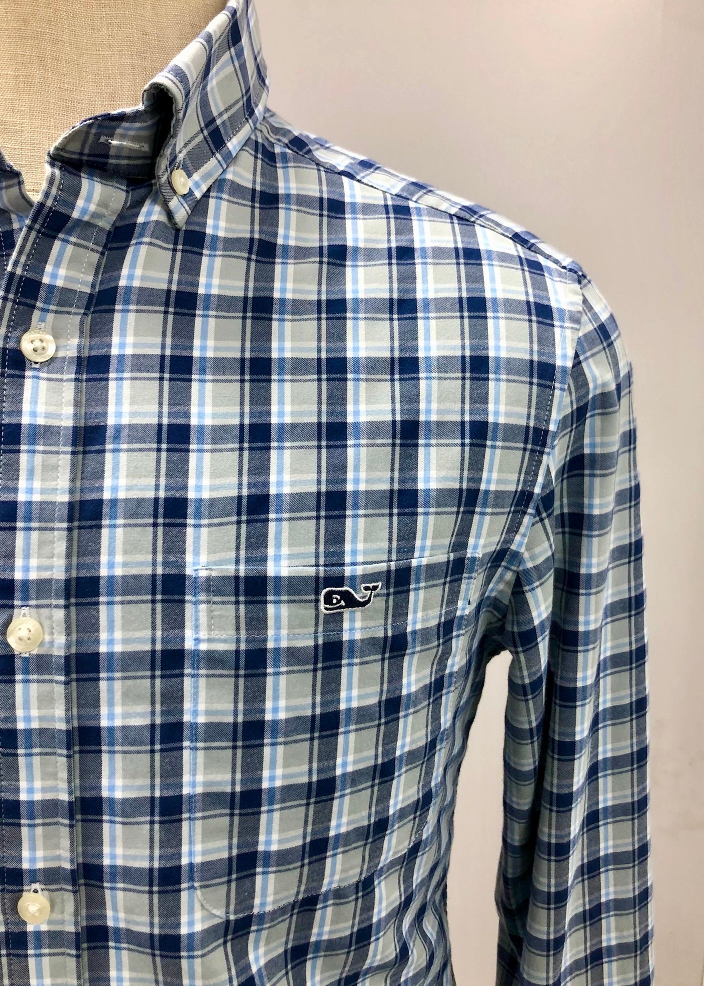 Camisa de botones Vineyard Vines 🐳 Performance de cuadros en color gris y azul Talla S Entalle Clásico