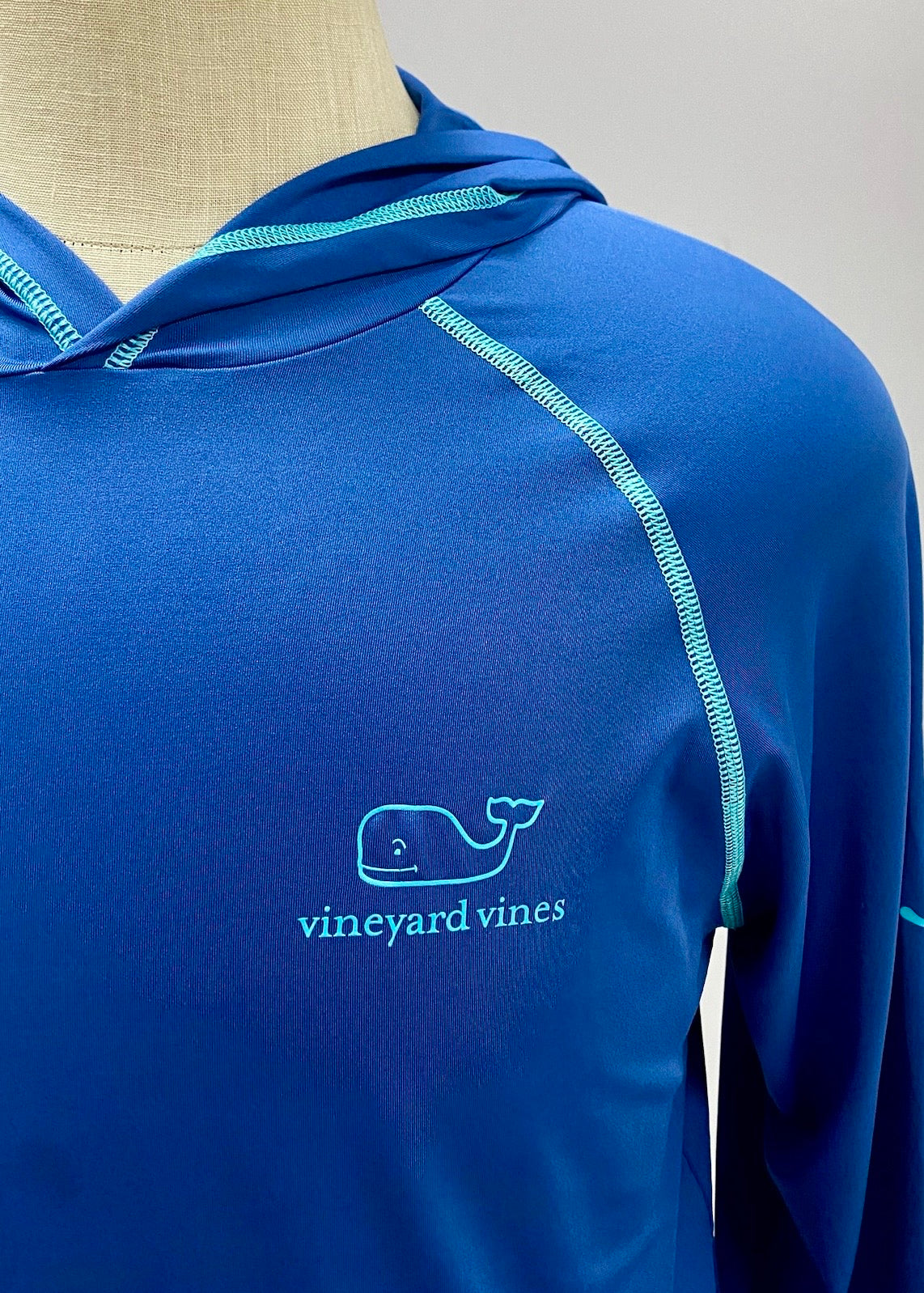 Camiseta con capucha Vineyard Vines 🐳 Tela Performance color azul y logo en turquesa Talla M Entalle Regular